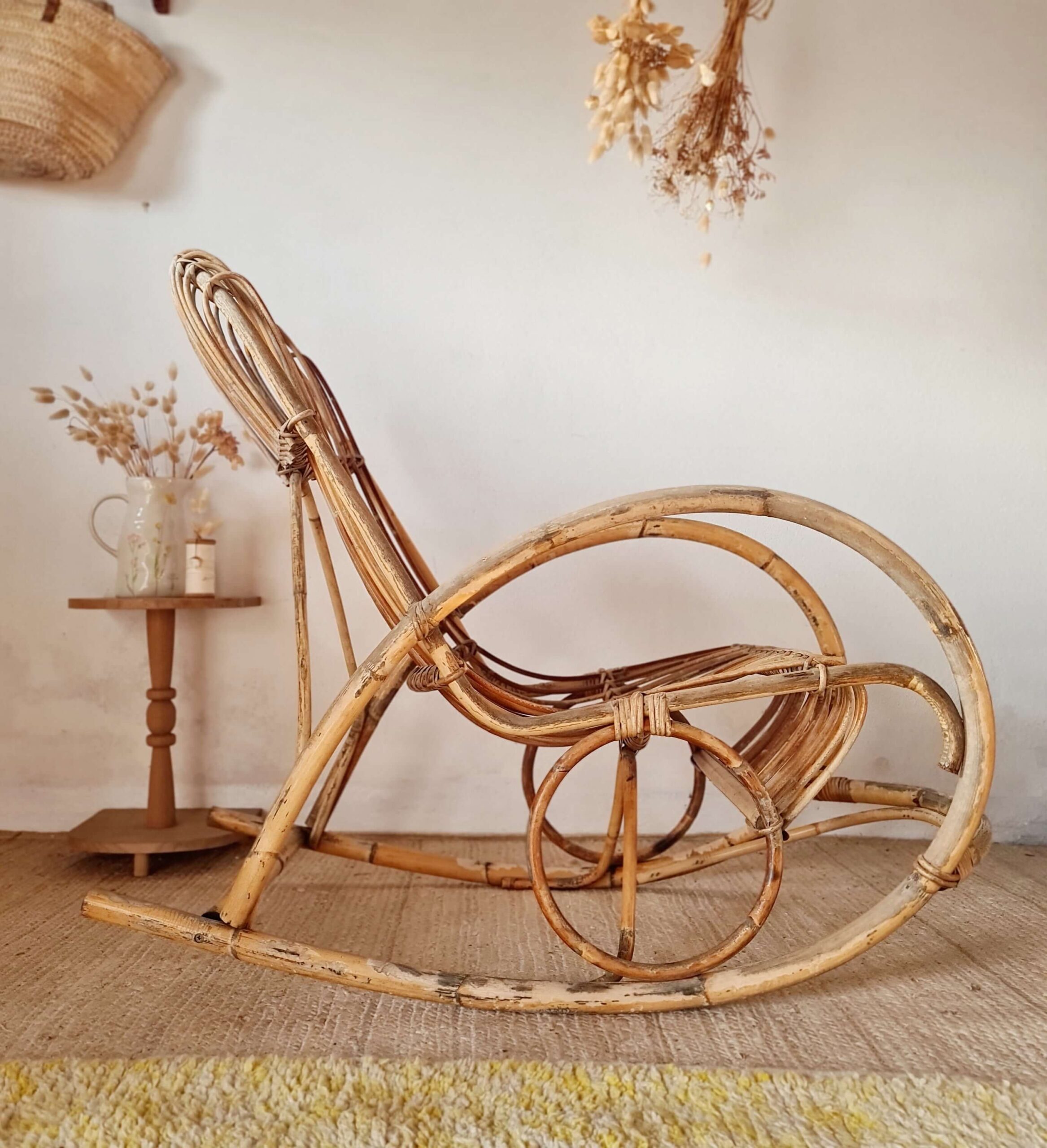 Rocking-chair en rotin ancien, années 60