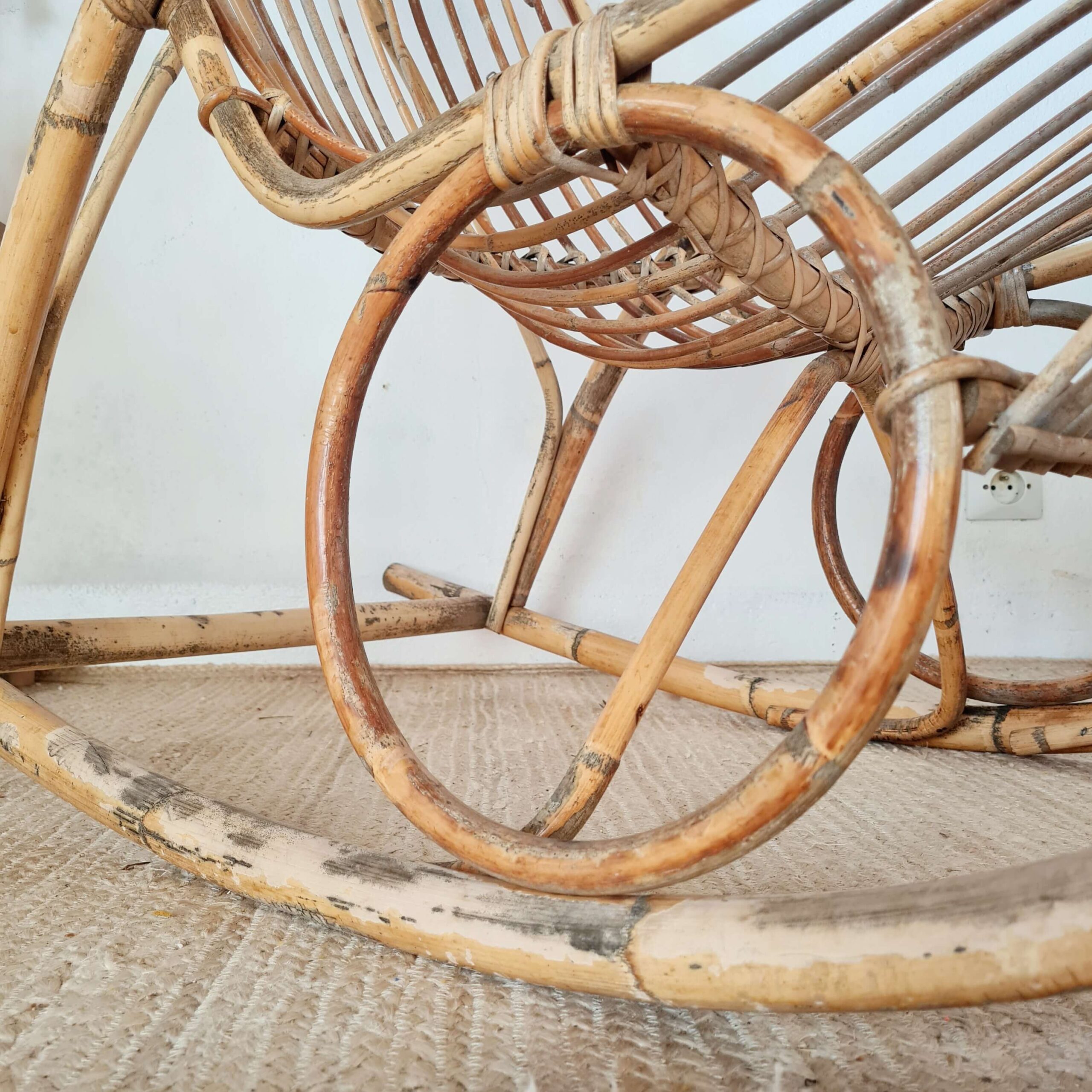 Rocking-chair en rotin ancien, années 60
