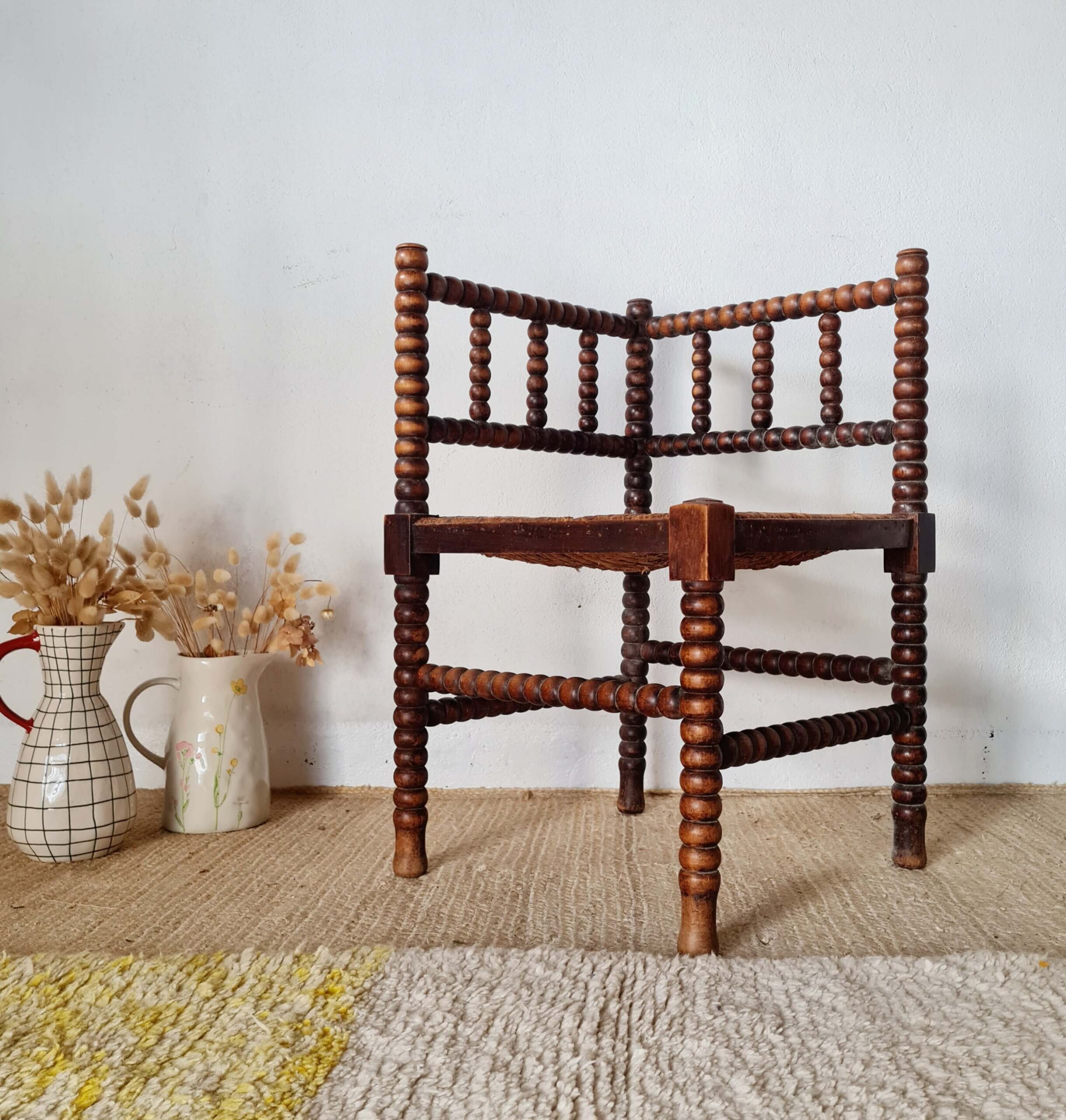 Chaise d'angle en bois perlé