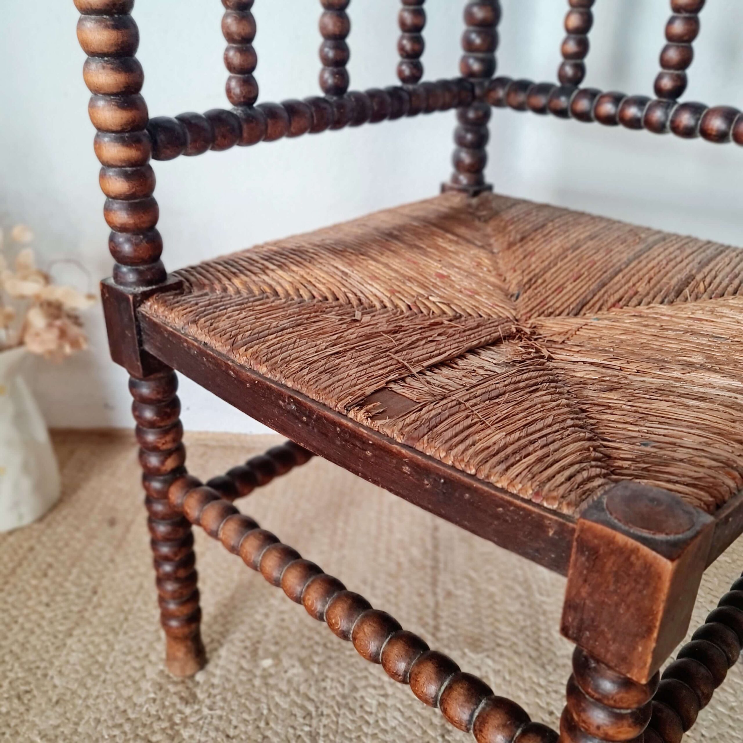 Chaise d'angle en bois perlé