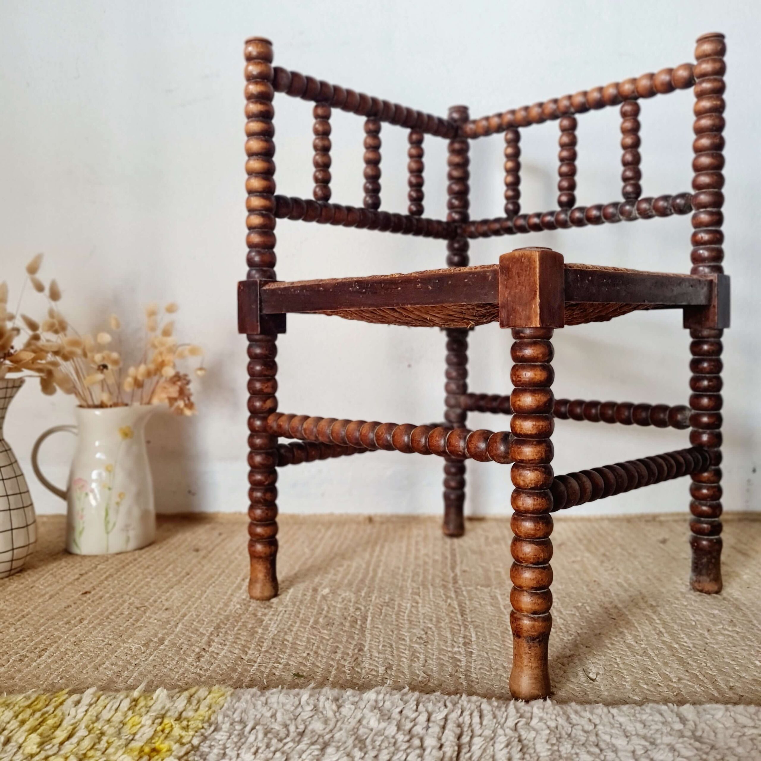 Chaise d'angle en bois perlé