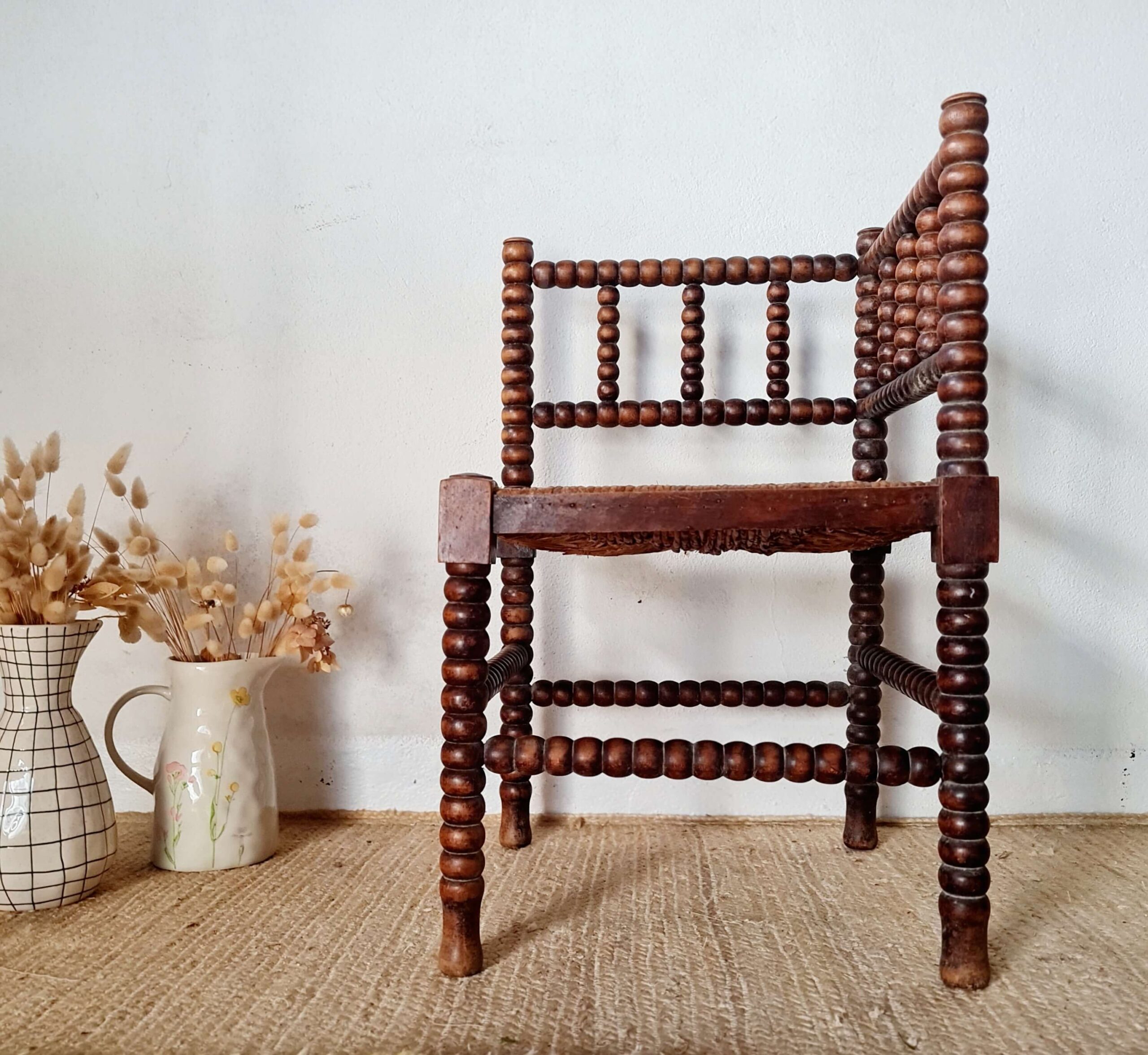 Chaise d'angle en bois perlé