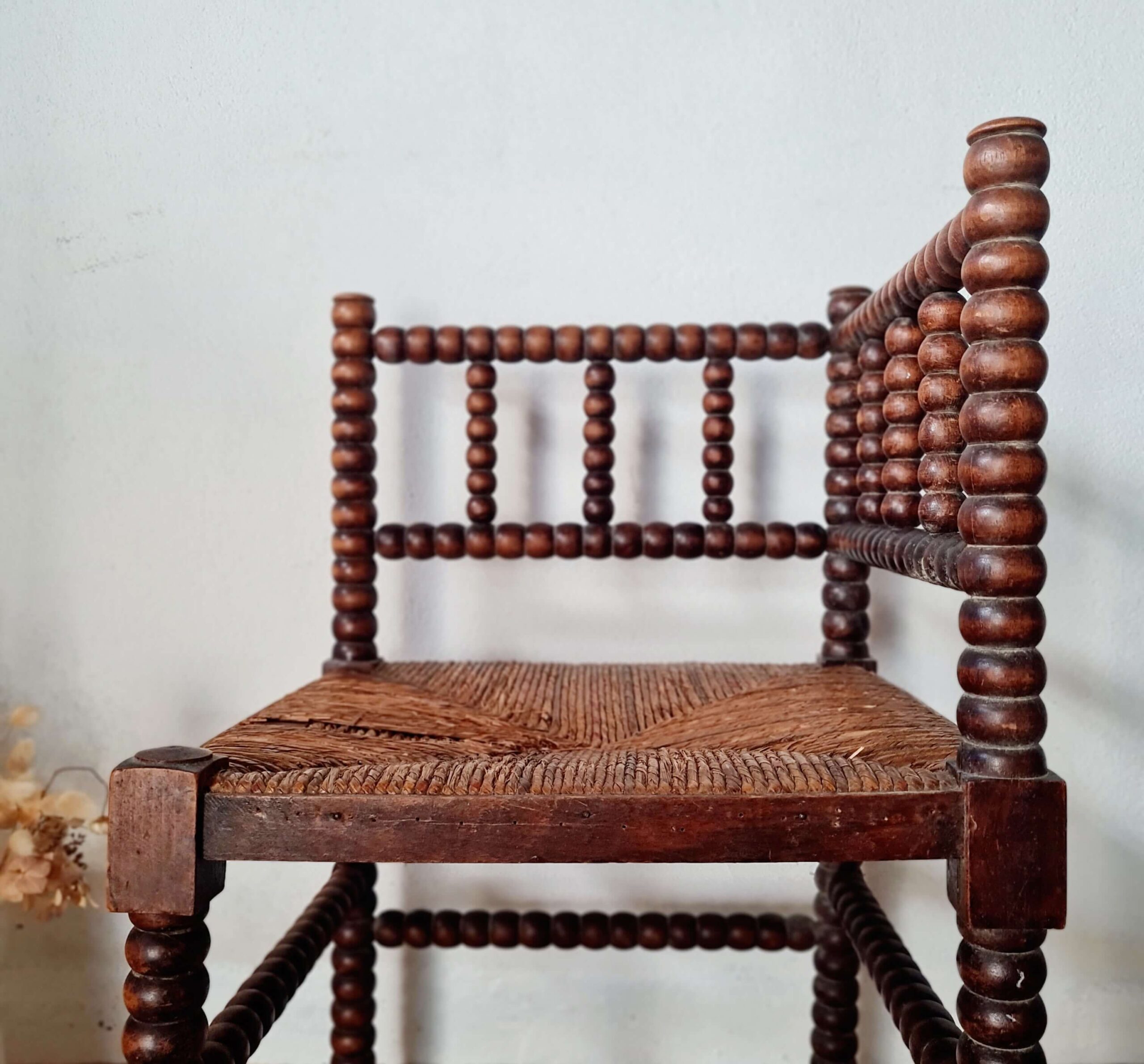 Chaise d'angle en bois perlé