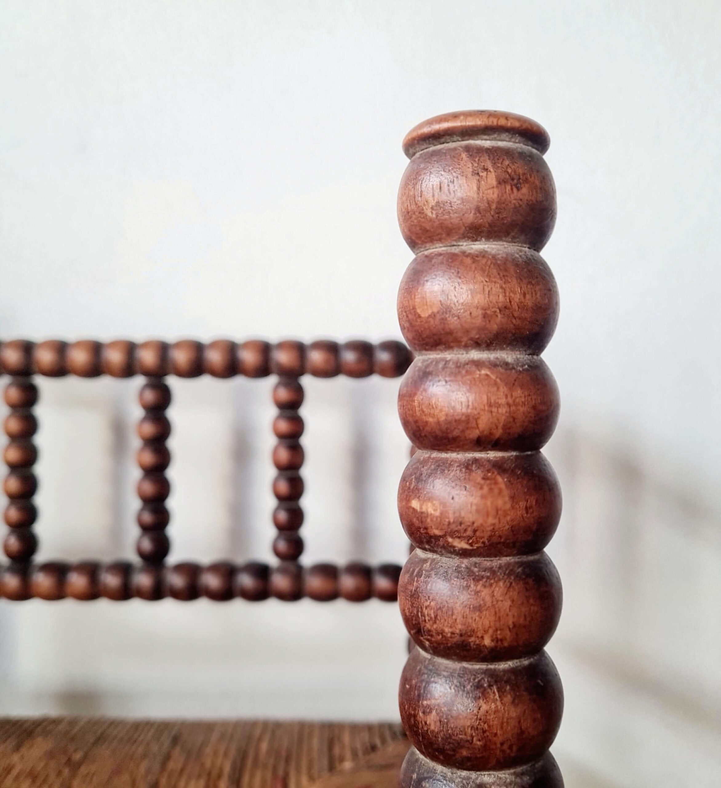 Chaise d'angle en bois perlé