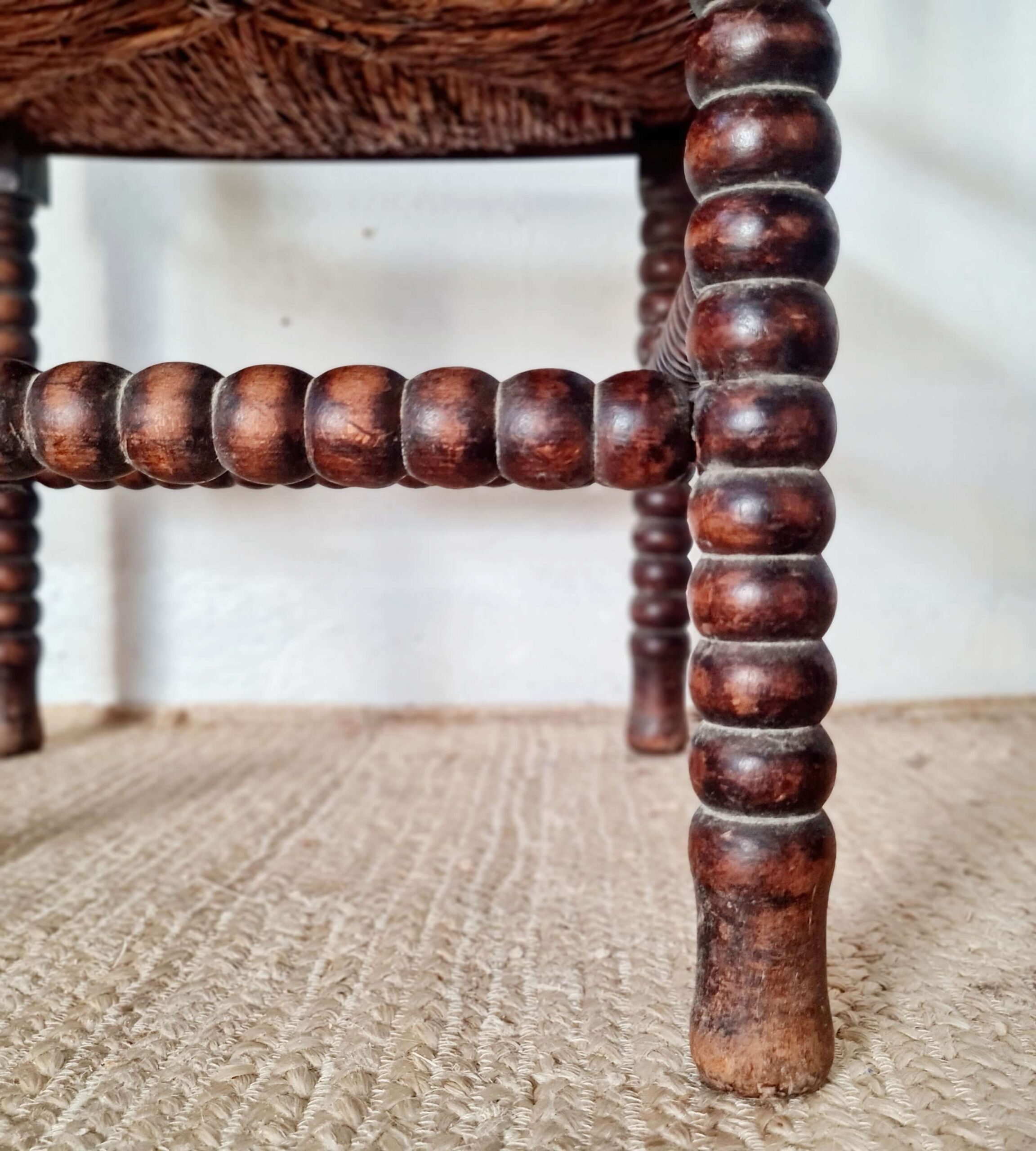 Chaise d'angle en bois perlé