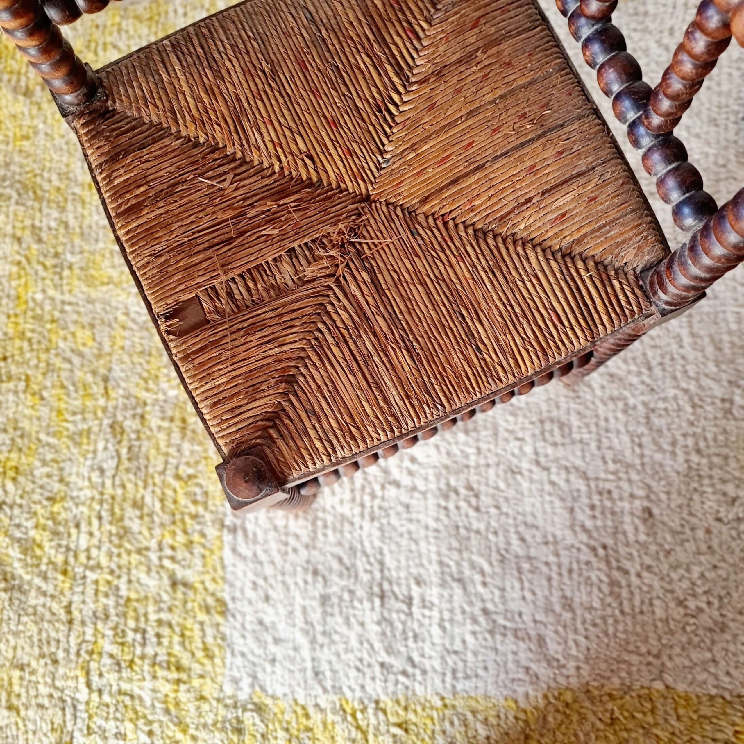 Chaise d'angle en bois perlé