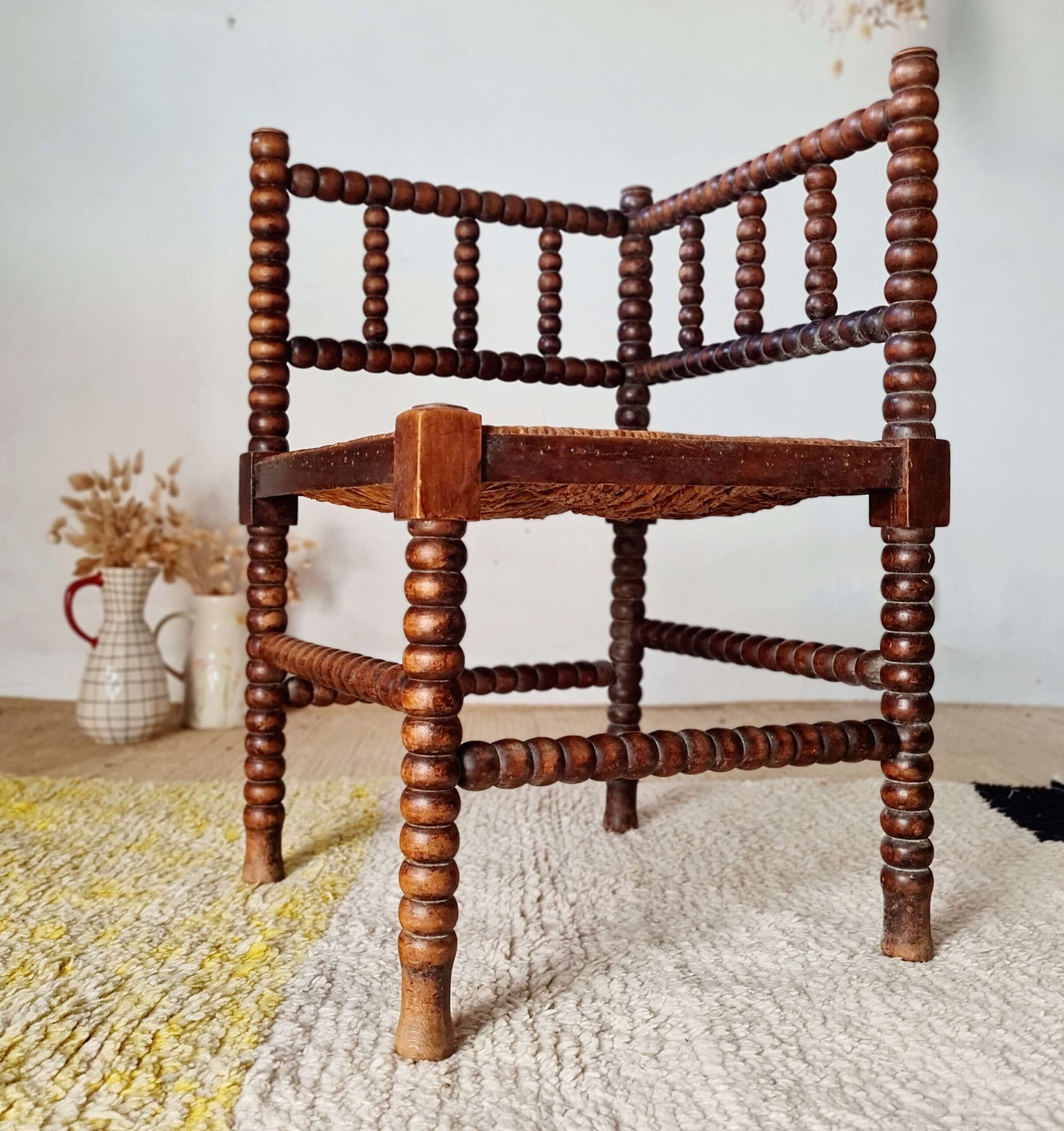 Chaise d'angle en bois perlé