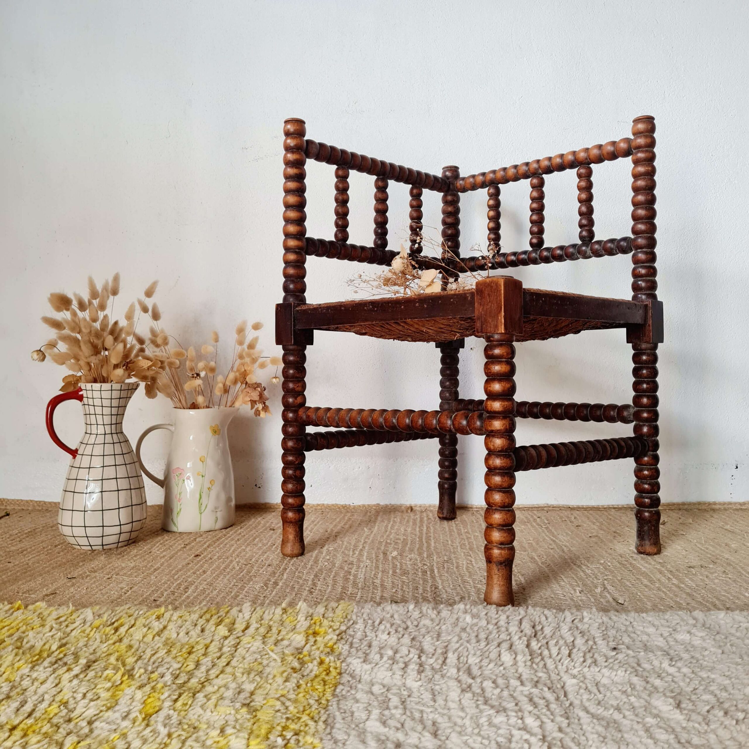 Chaise d'angle en bois perlé