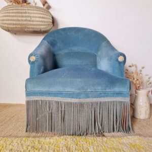 Fauteuil crapaud en velours bleu franges