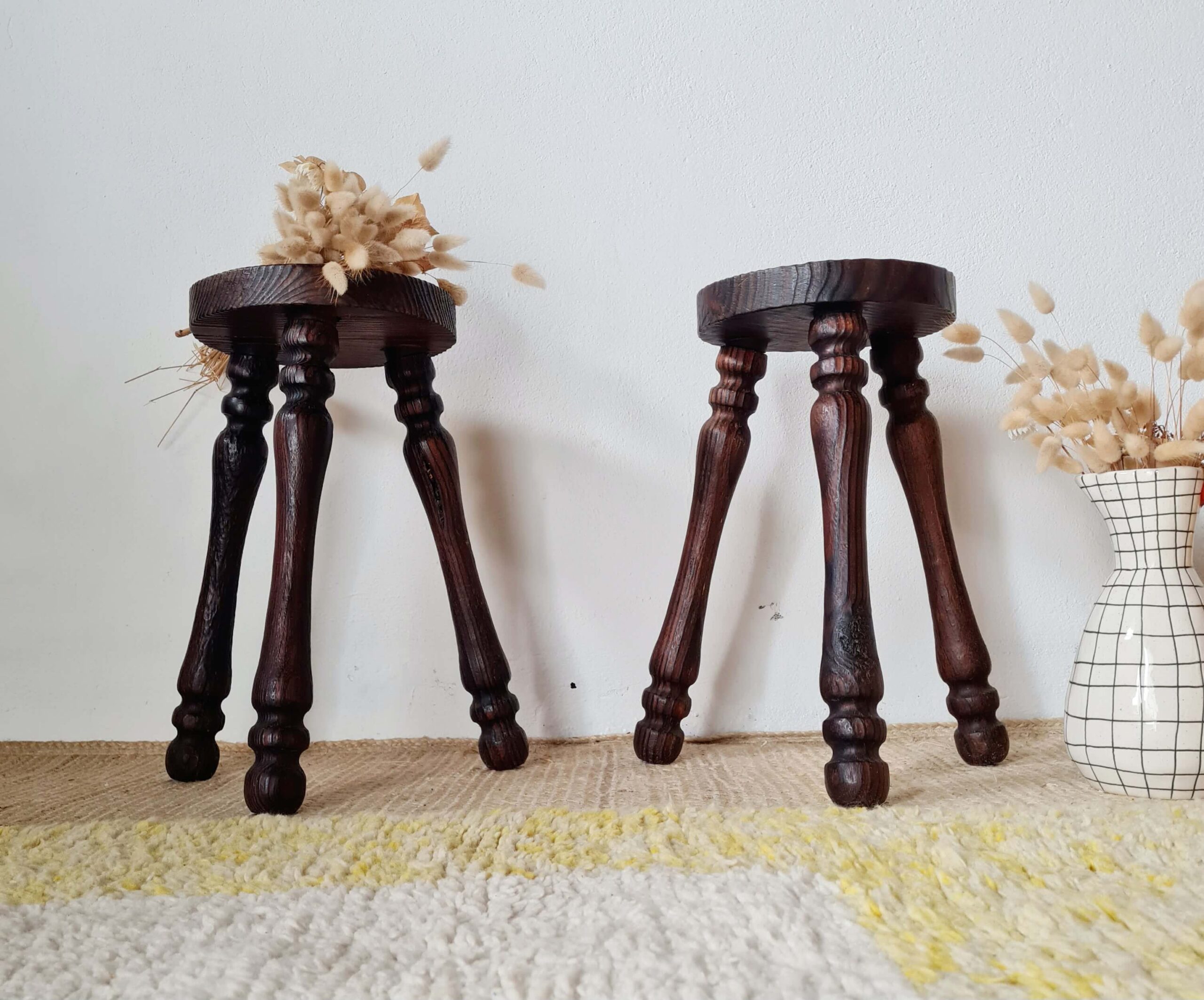 Tabourets tripodes bois - brutaliste