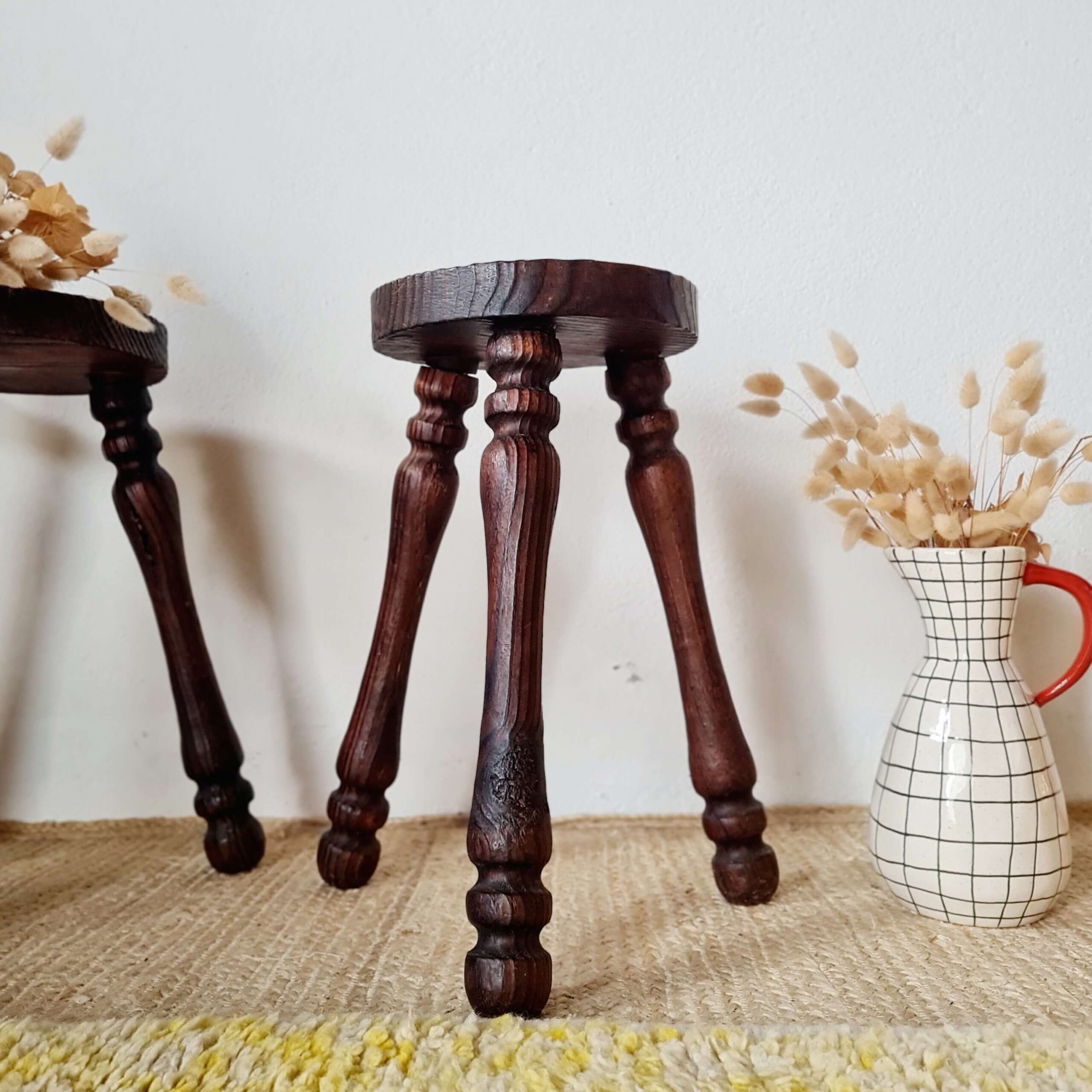 Tabourets tripodes bois - brutaliste