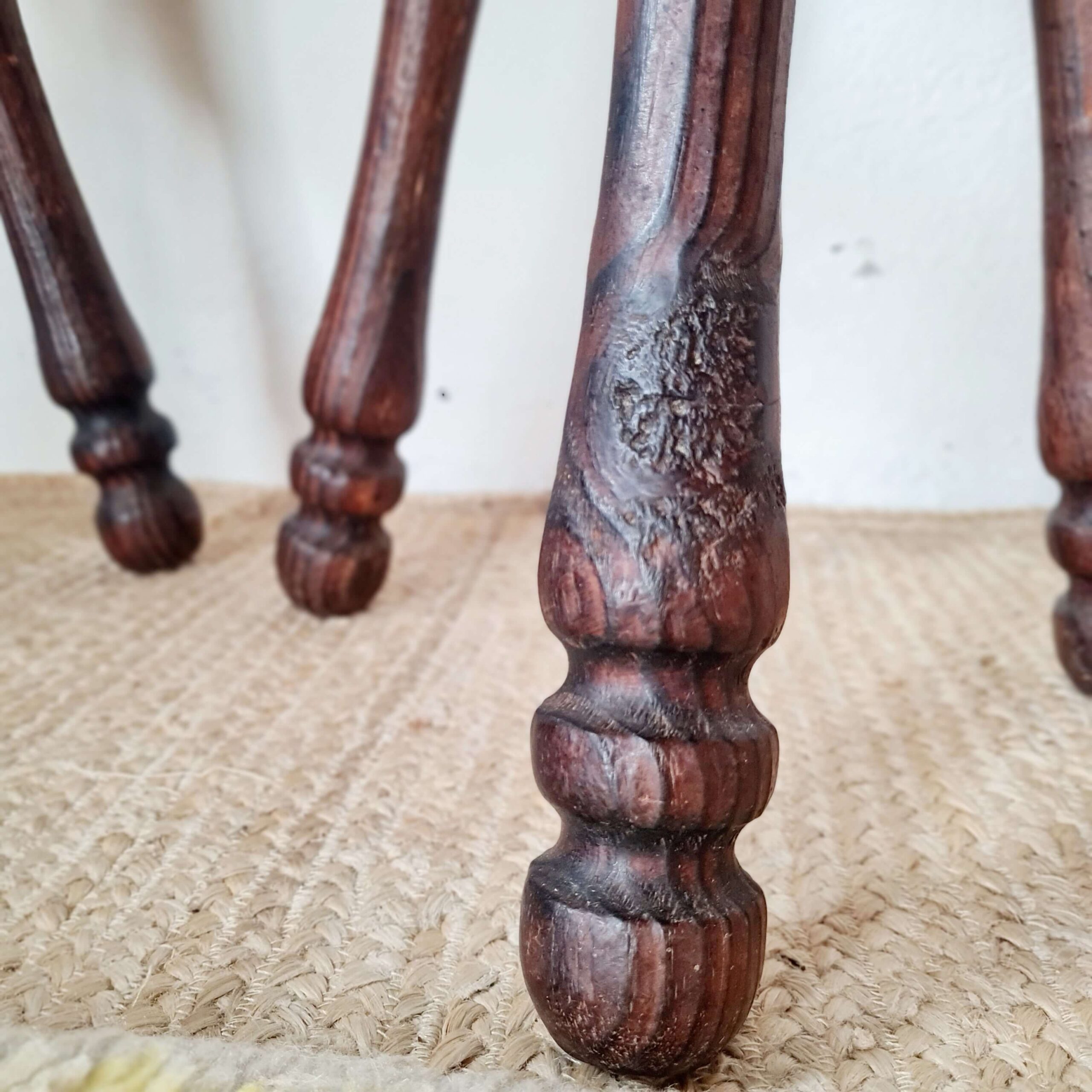 Tabourets tripodes bois - brutaliste