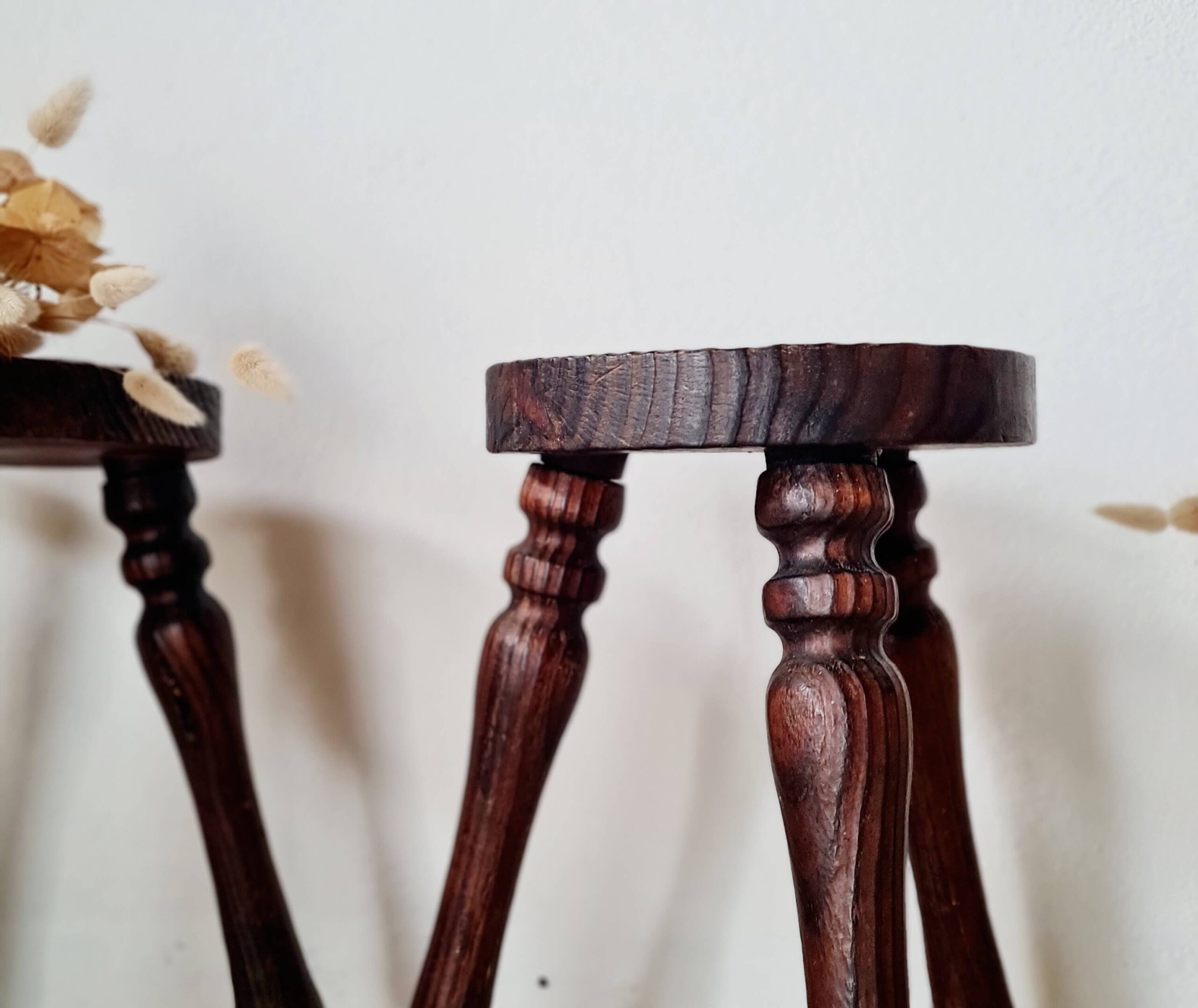 Tabourets tripodes bois - brutaliste