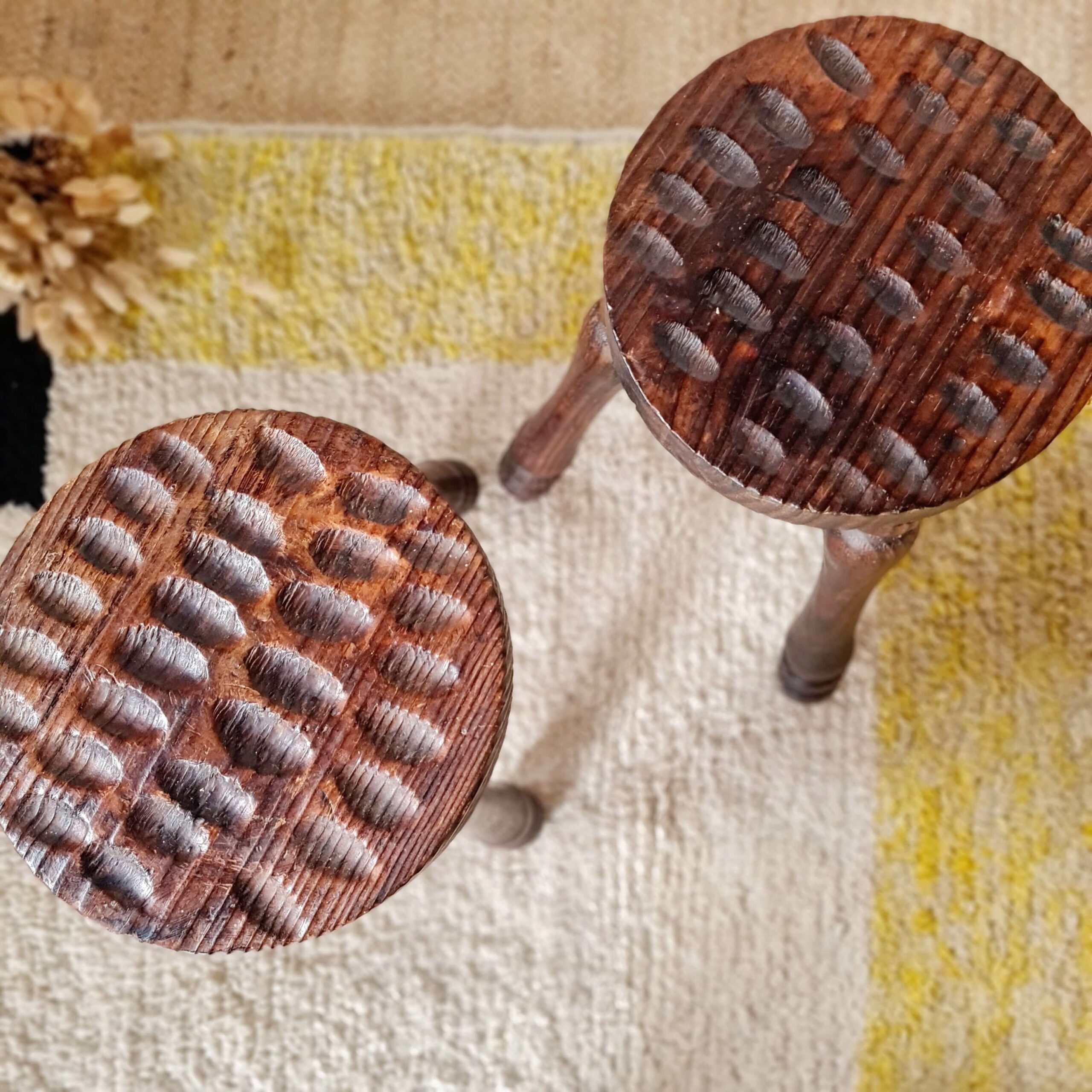 Tabourets tripodes bois - brutaliste