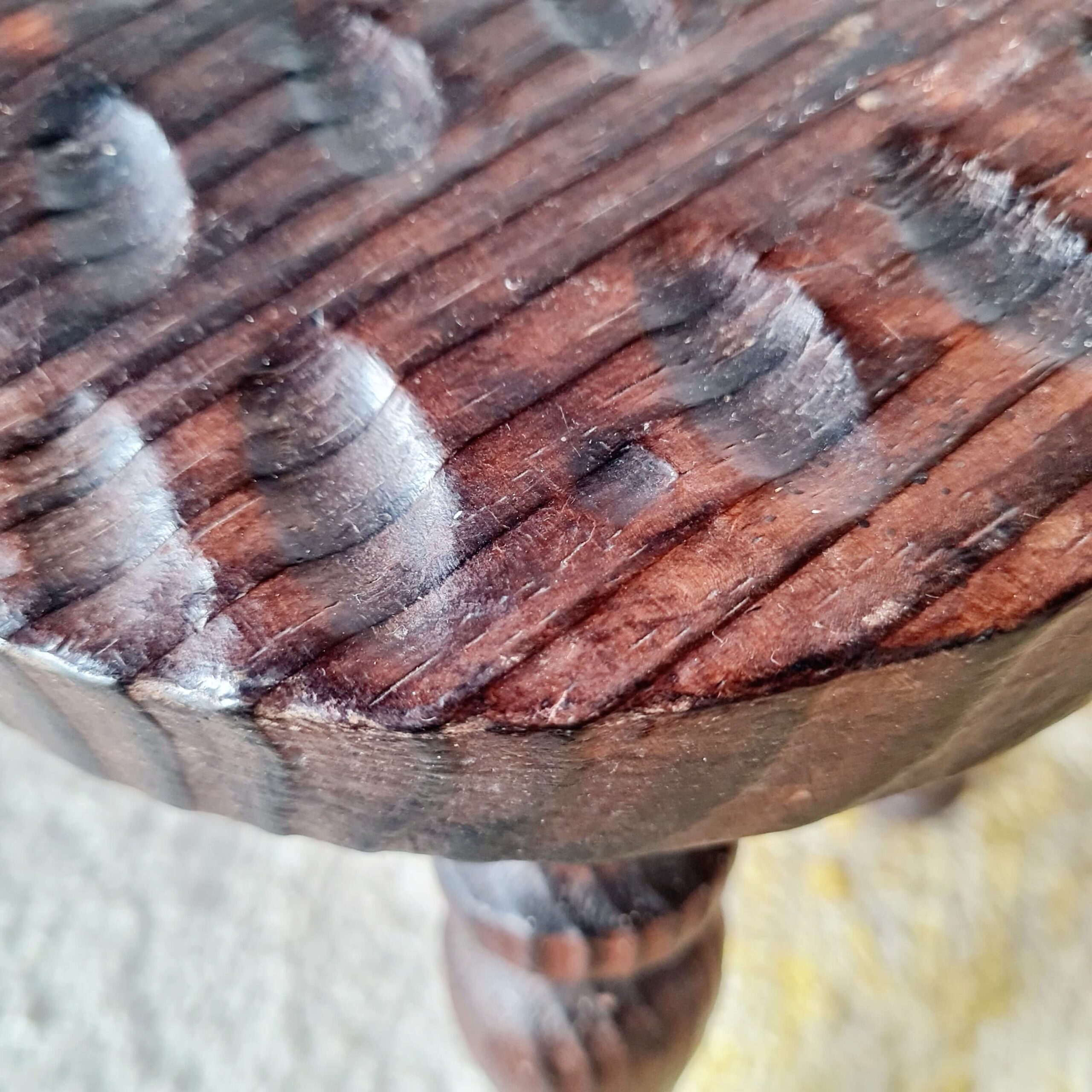 Tabourets tripodes bois - brutaliste