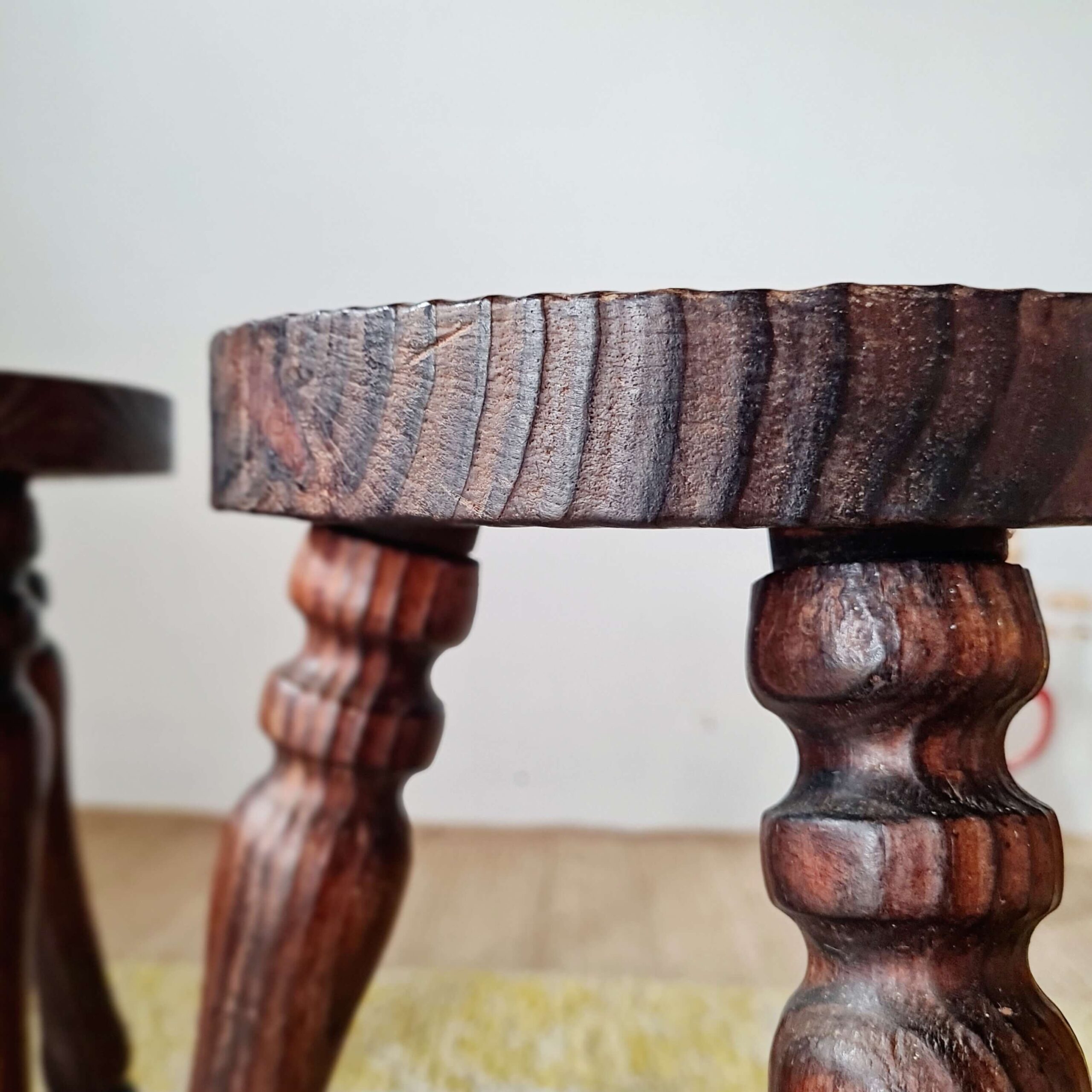 Tabourets tripodes bois - brutaliste