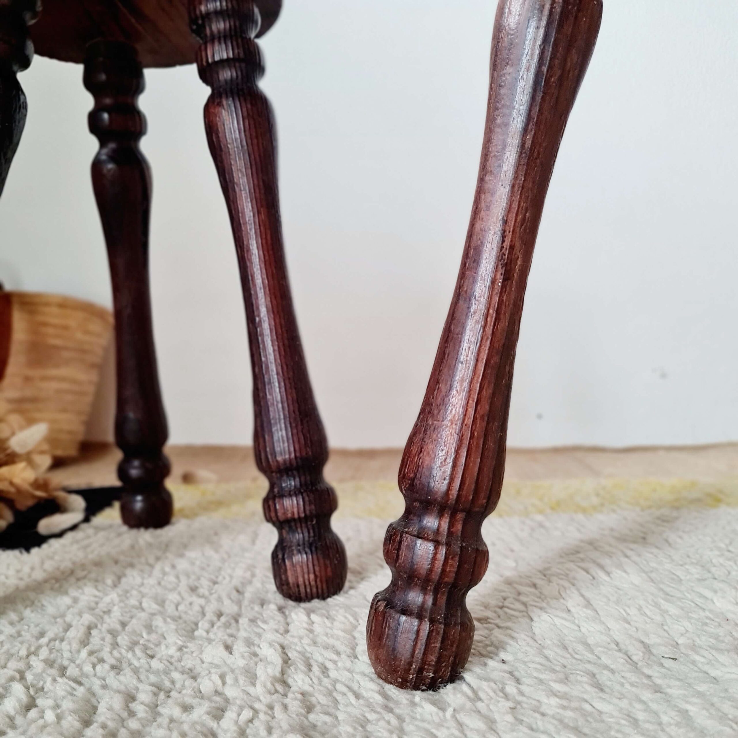 Tabourets tripodes bois - brutaliste