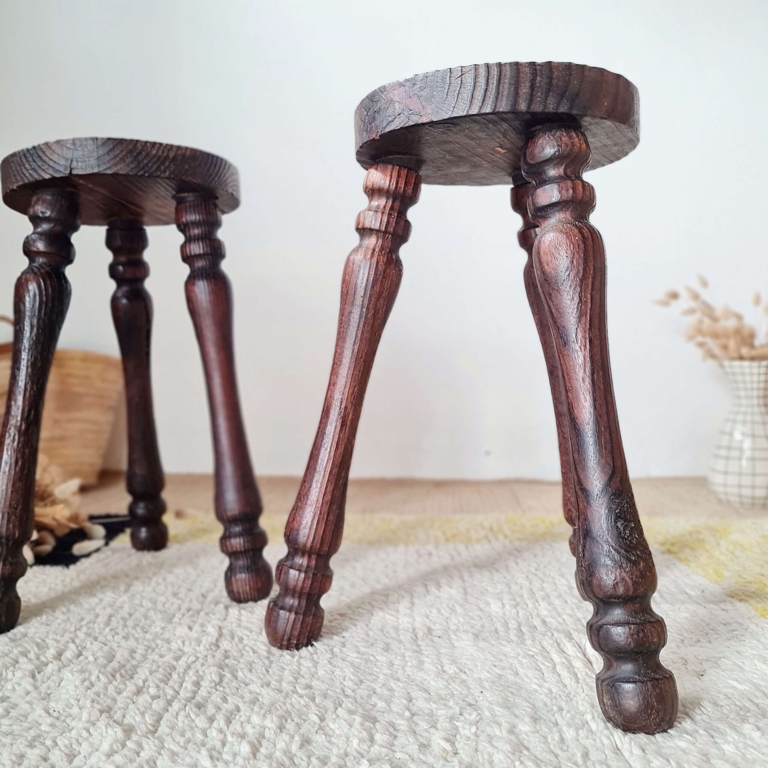 Tabourets tripodes bois - brutaliste