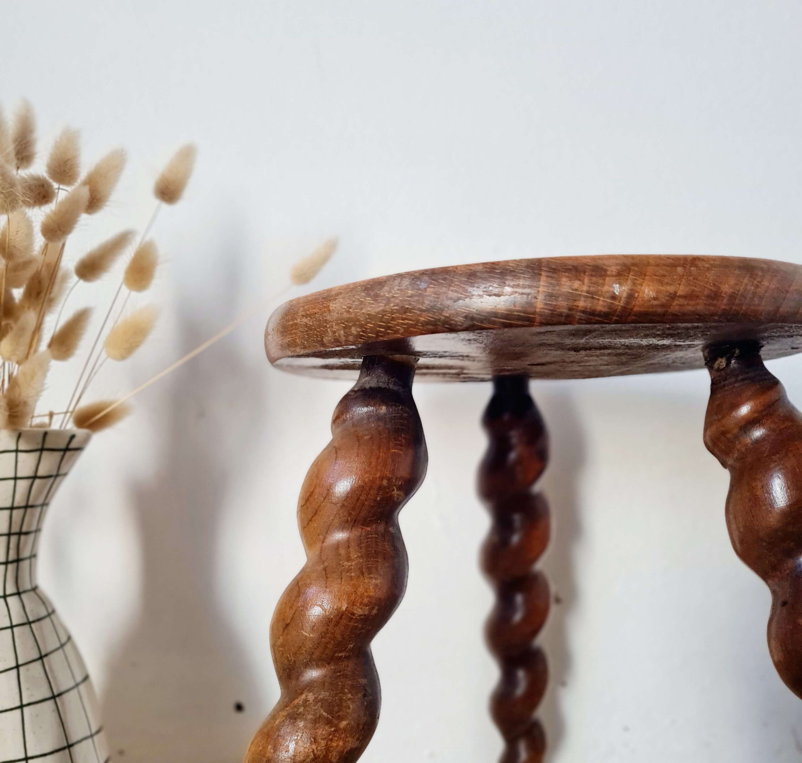 Tabouret de ferme ancien moderniste pieds à vis