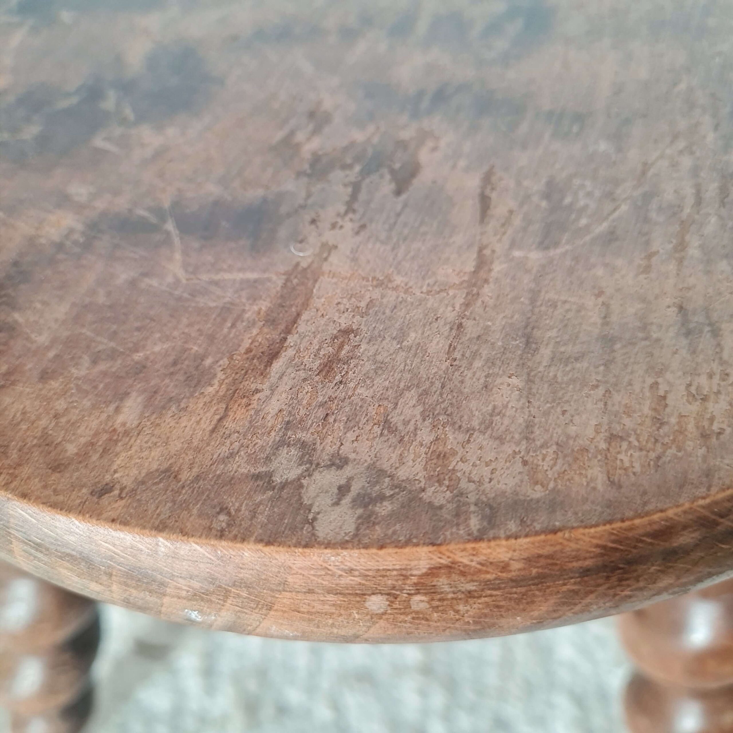 Tabouret de ferme moderniste pieds à vis