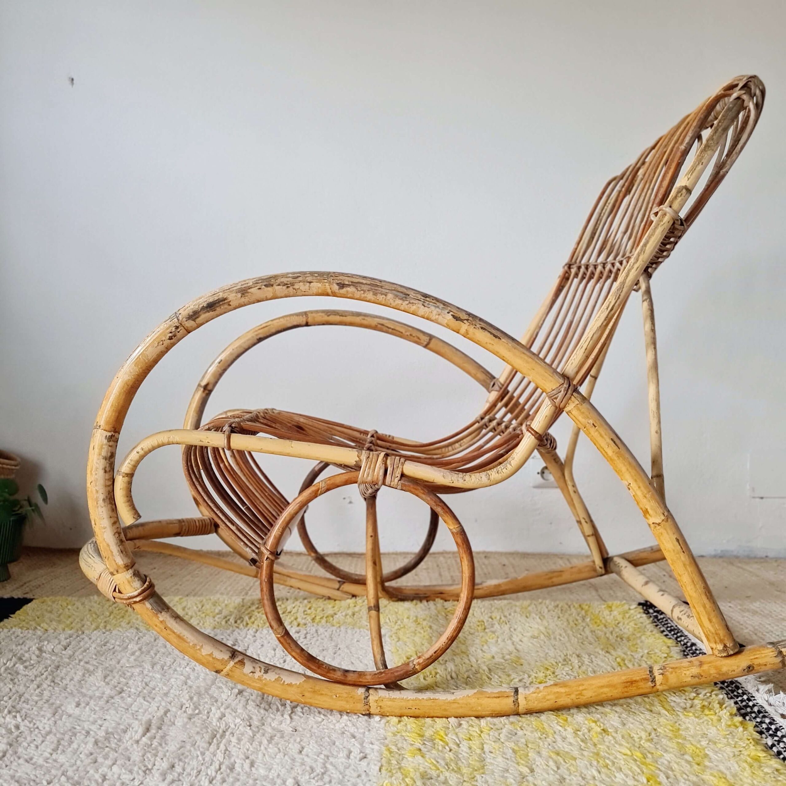 Rocking-chair en rotin ancien, années 60