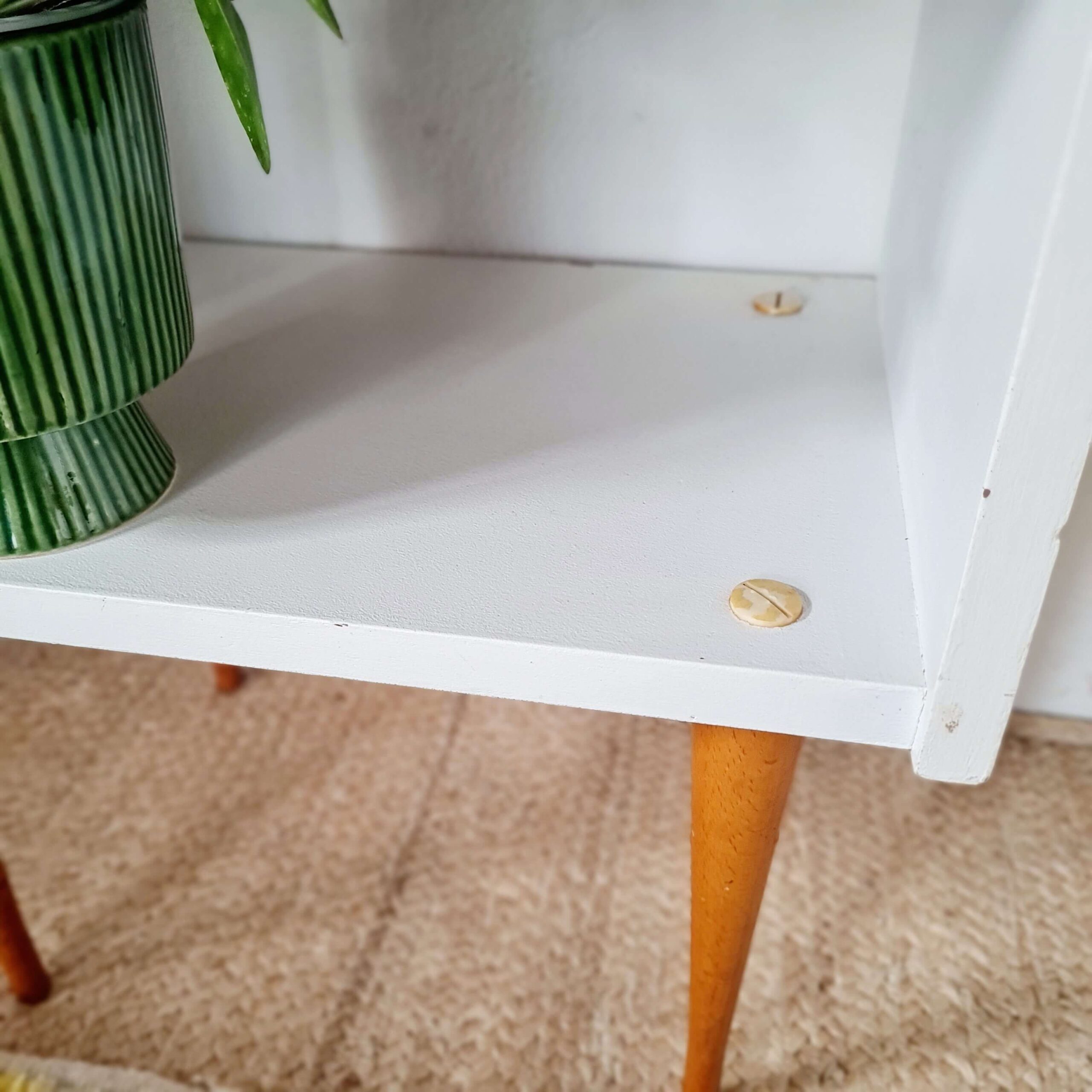 Chevet vintage pieds fuselés - blanc