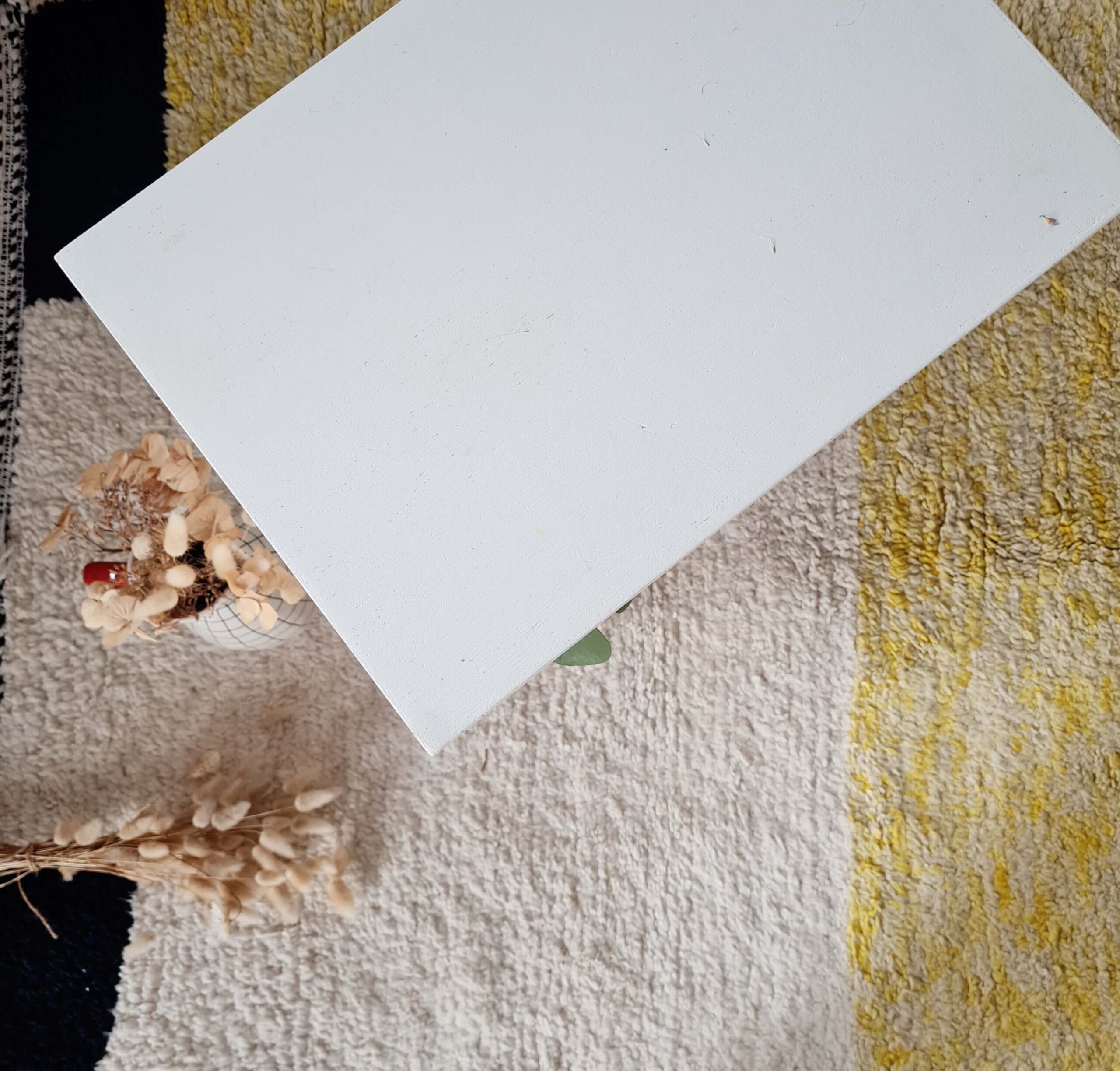 Chevet vintage pieds fuselés - blanc