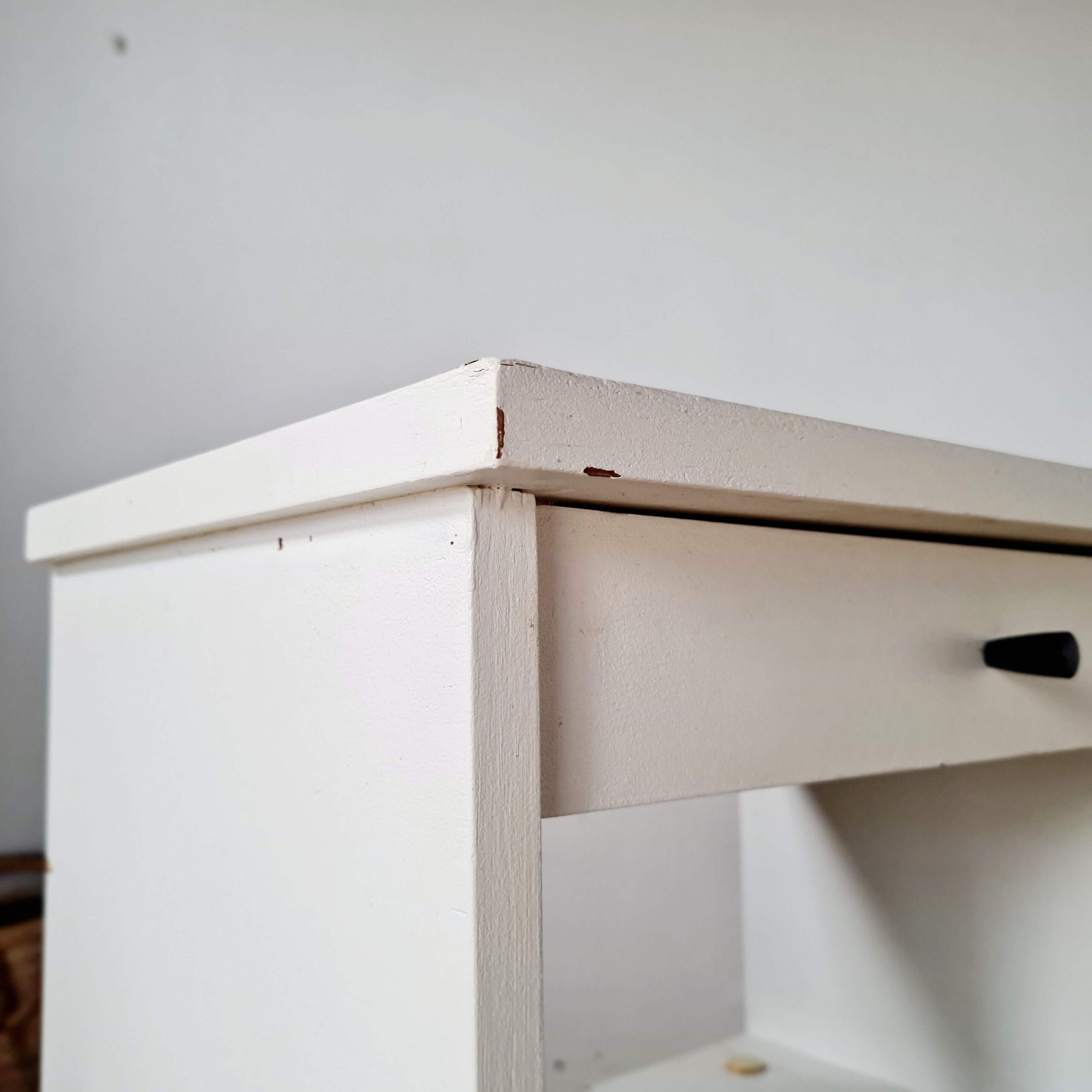 Chevet vintage pieds fuselés - blanc