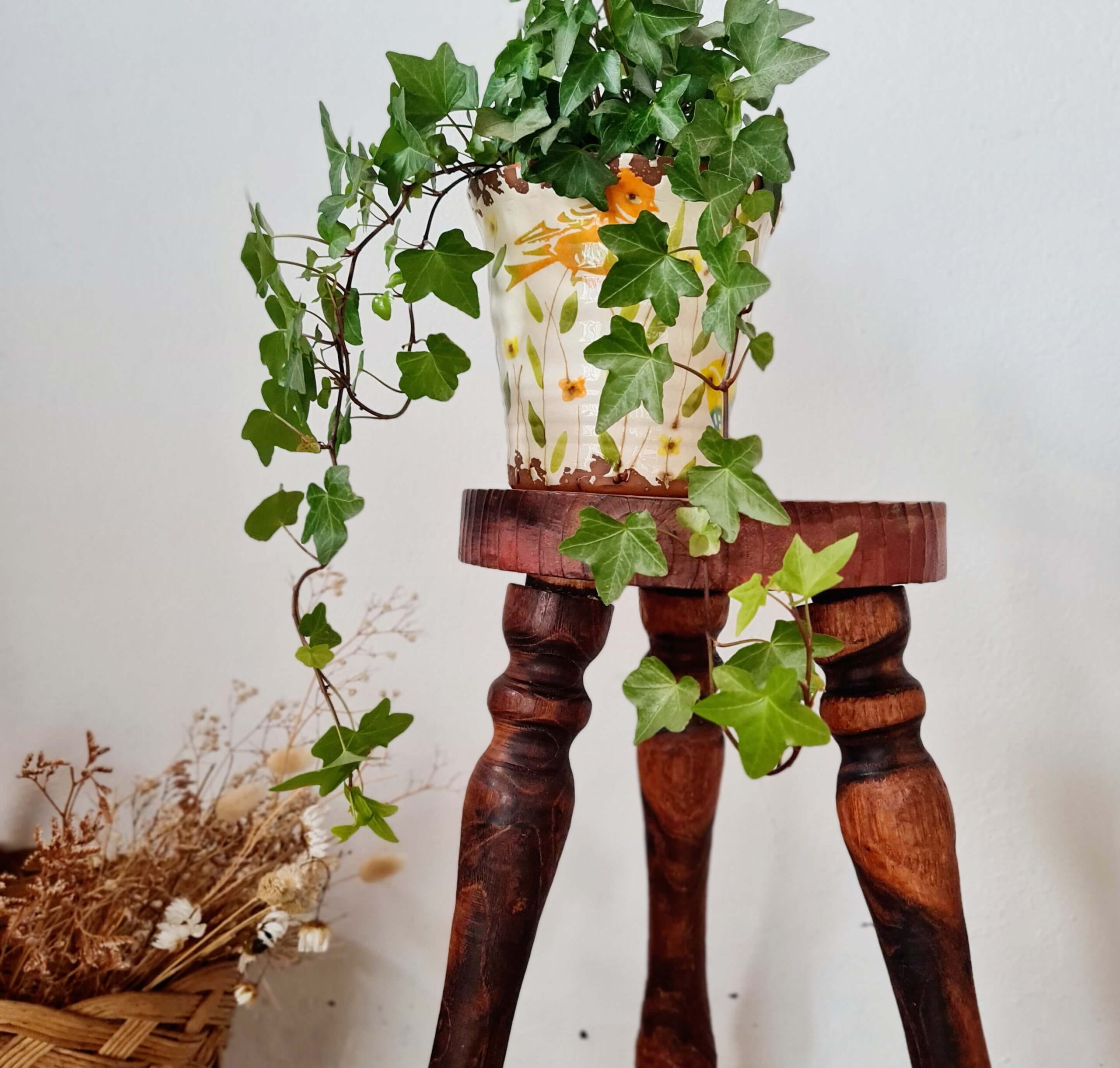 Tabouret en bois tripode - brutaliste