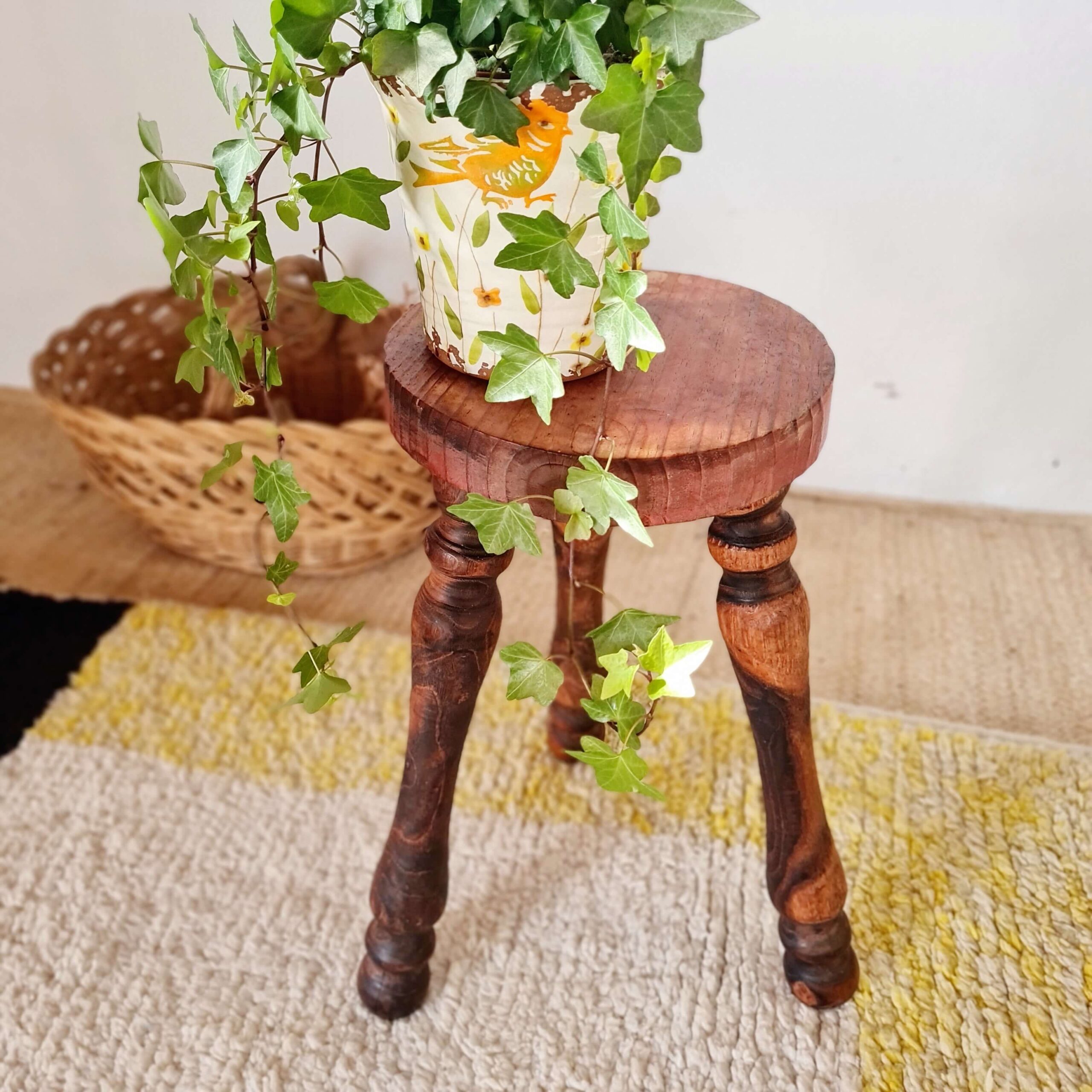 Tabouret en bois tripode - brutaliste