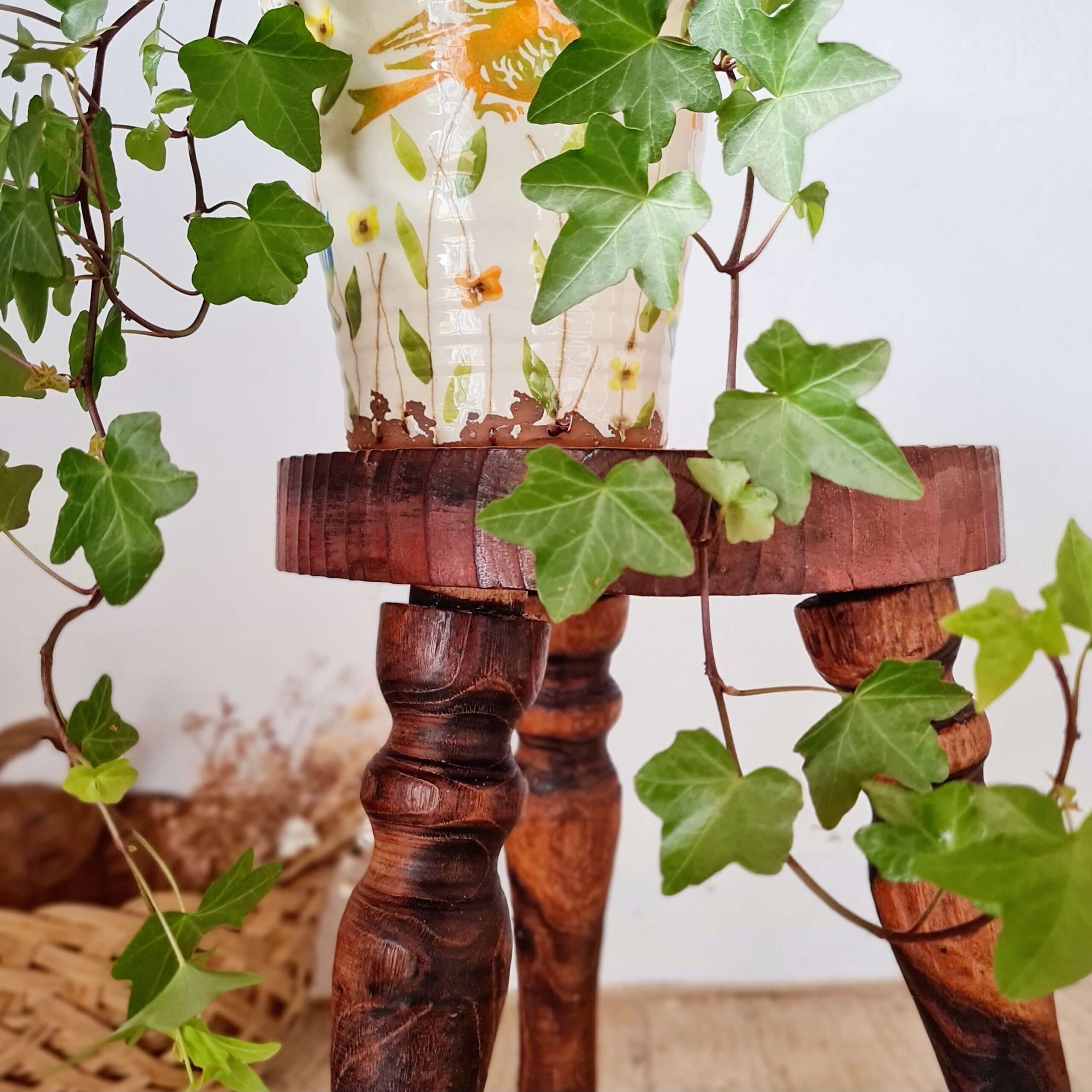 Tabouret en bois tripode - brutaliste