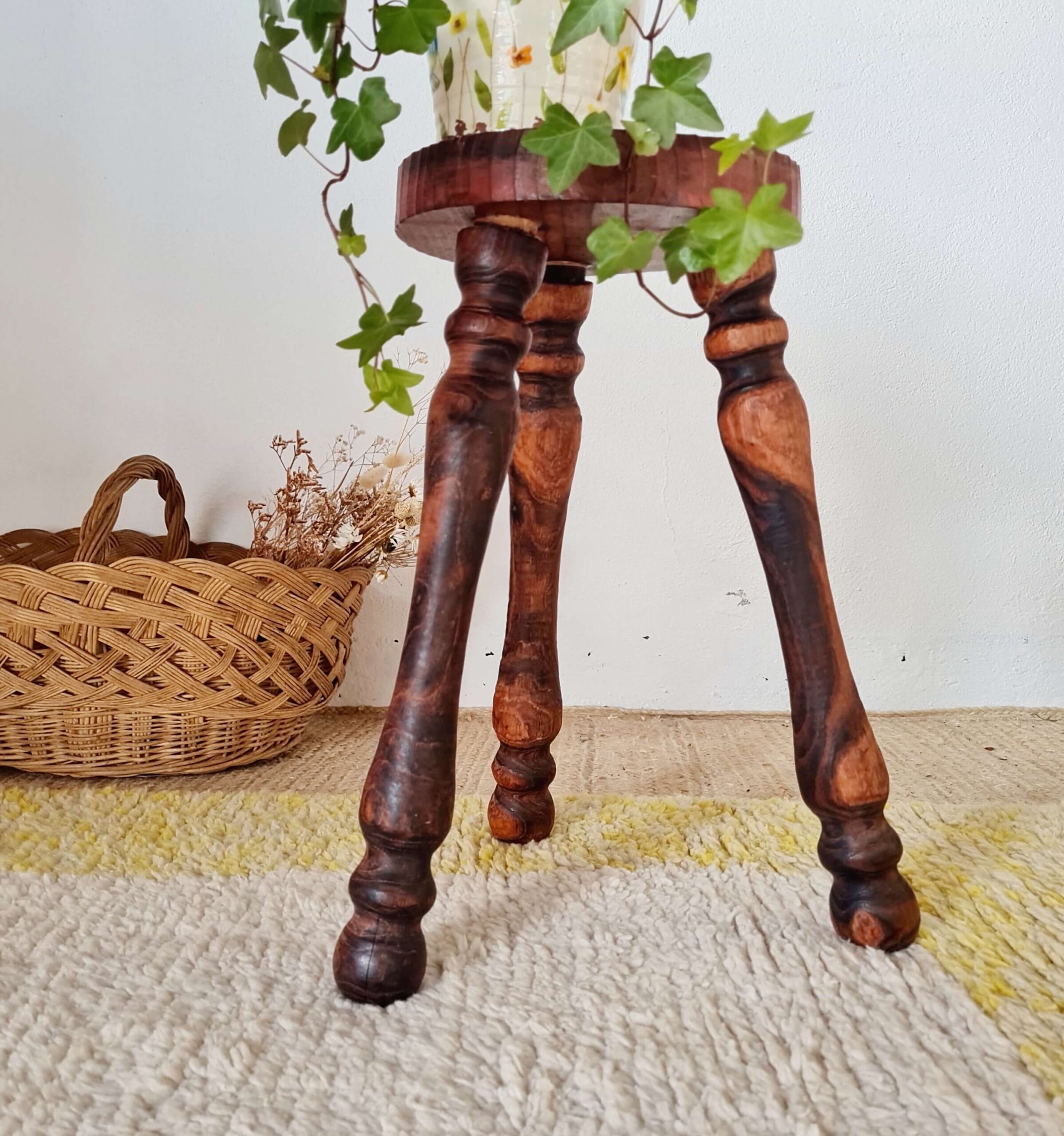 Tabouret en bois tripode - brutaliste