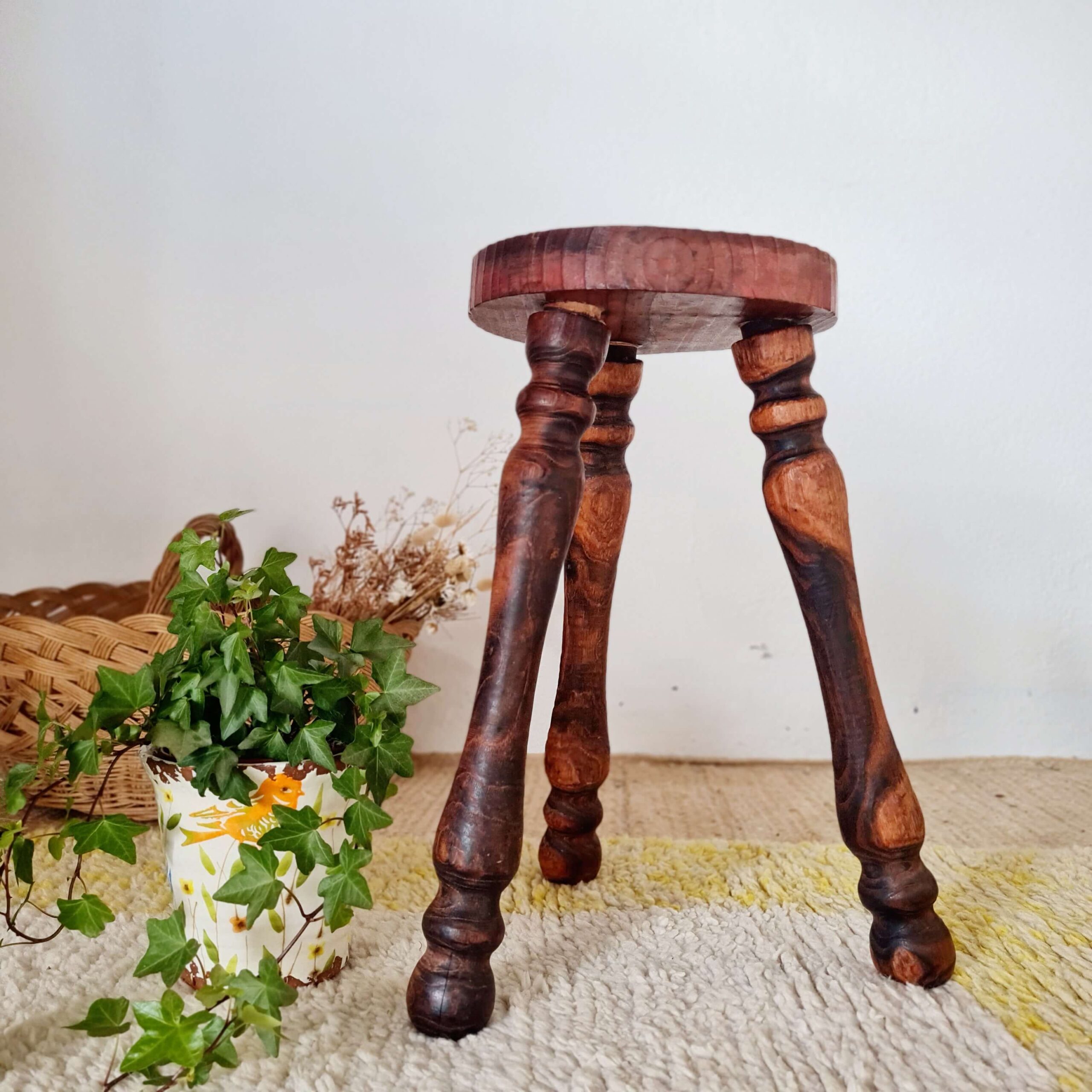 Tabouret en bois tripode - brutaliste