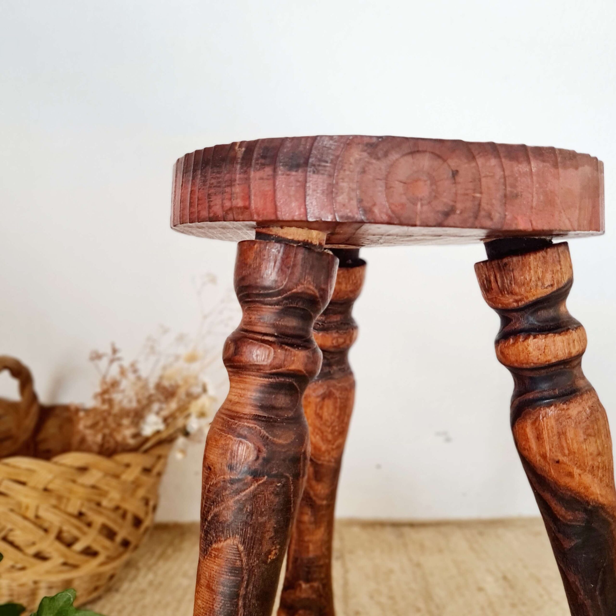 Tabouret en bois tripode - brutaliste