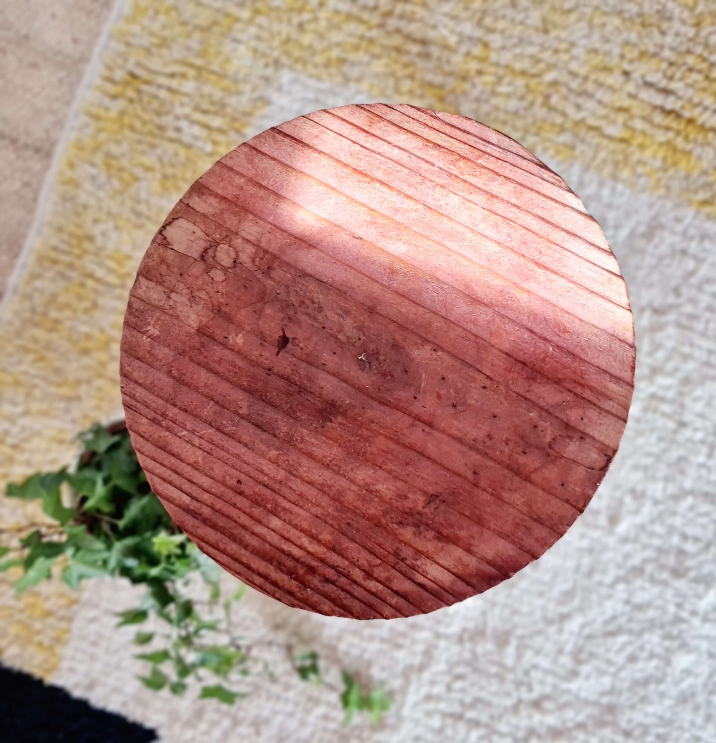 Tabouret en bois tripode - brutaliste