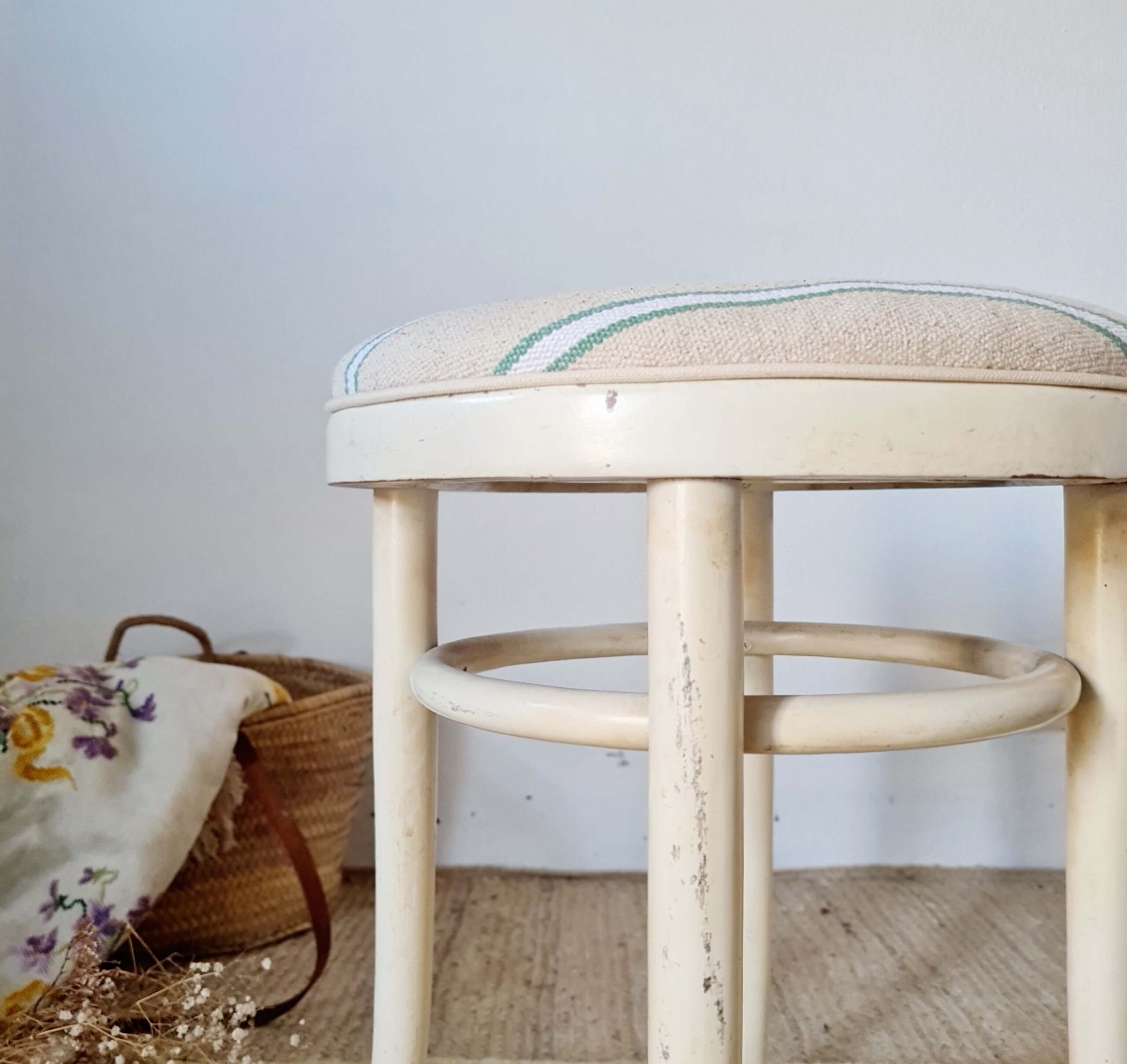 Tabouret ancien bois et assise toile rayée crème verte