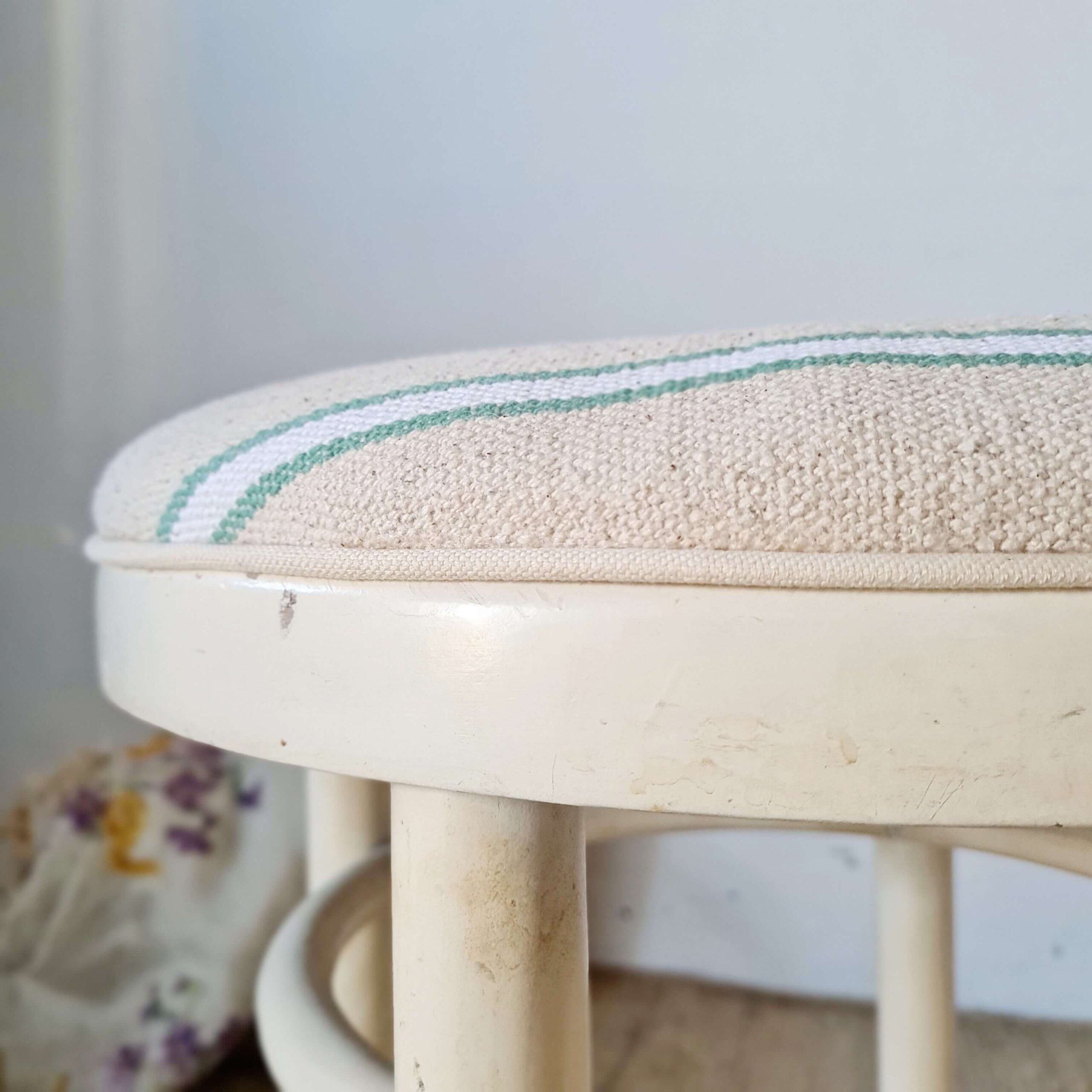 Tabouret ancien bois et assise toile rayée crème verte