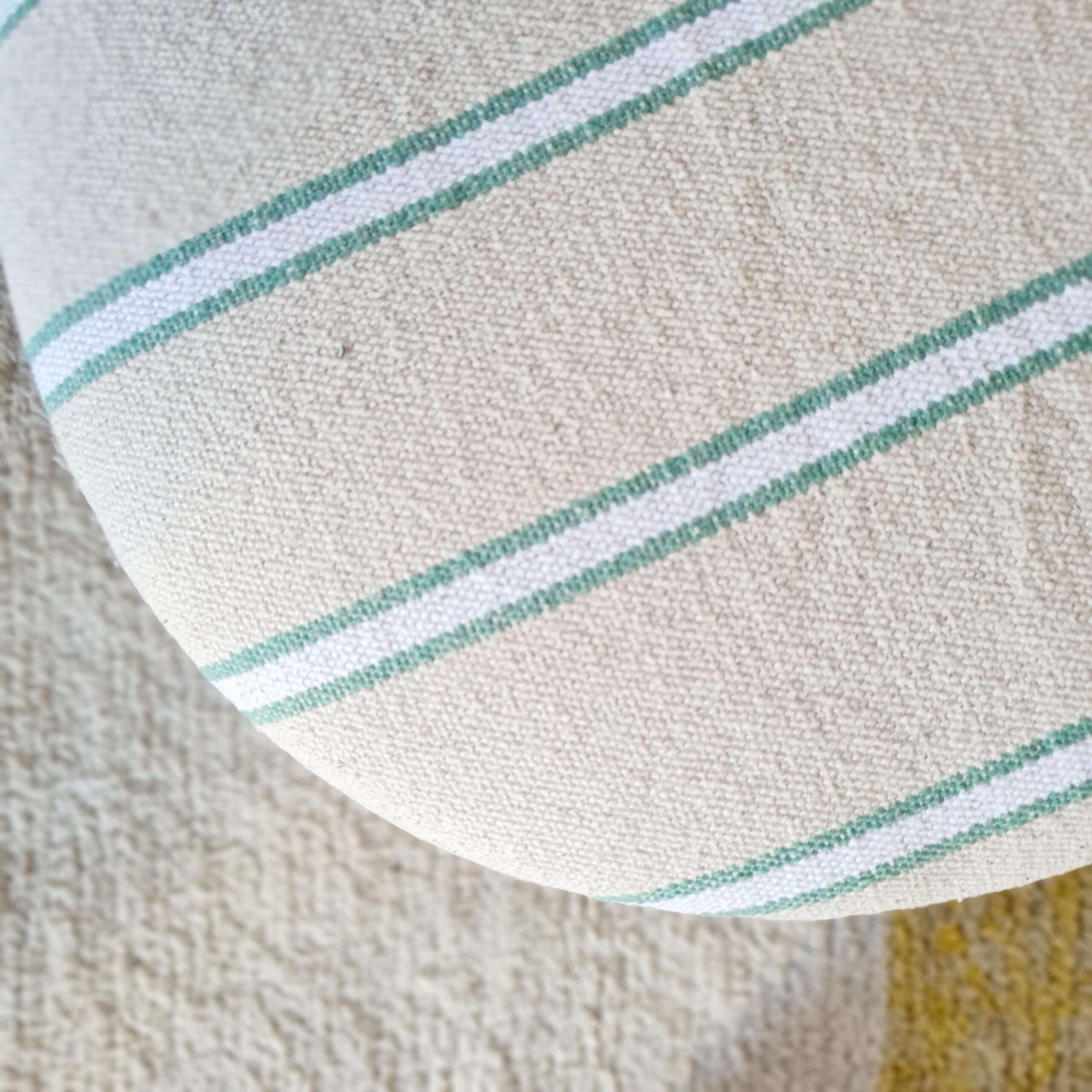 Tabouret ancien bois et assise toile rayée crème verte