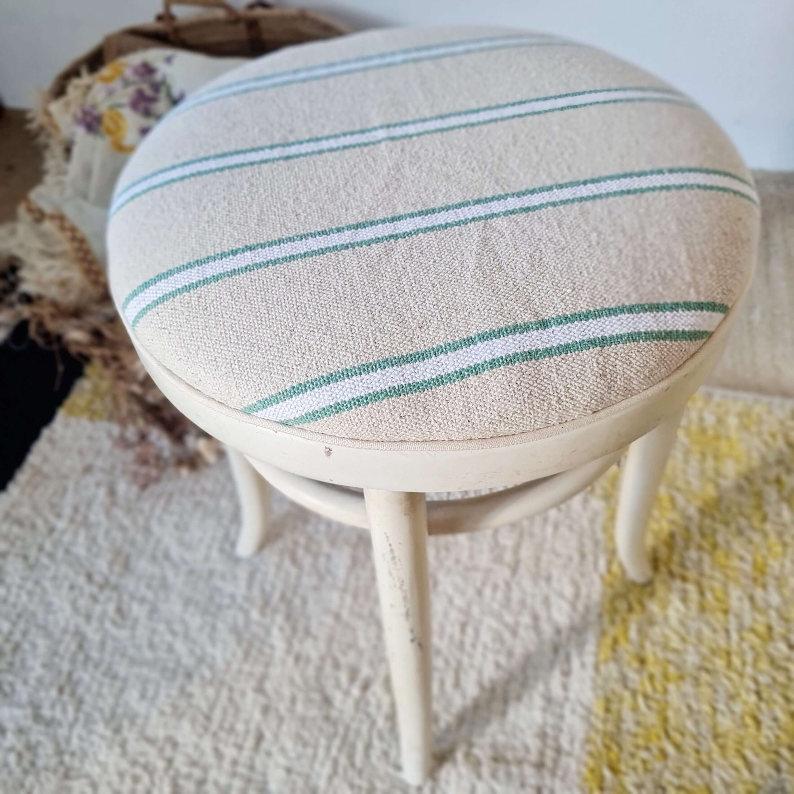 Tabouret ancien bois et assise toile rayée crème verte