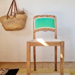 Chaise ancienne rénovée – bois sculpté et dossier vert