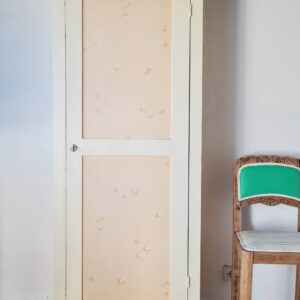 Bonnetière parisienne ancienne patinée – armoire étroite vintage