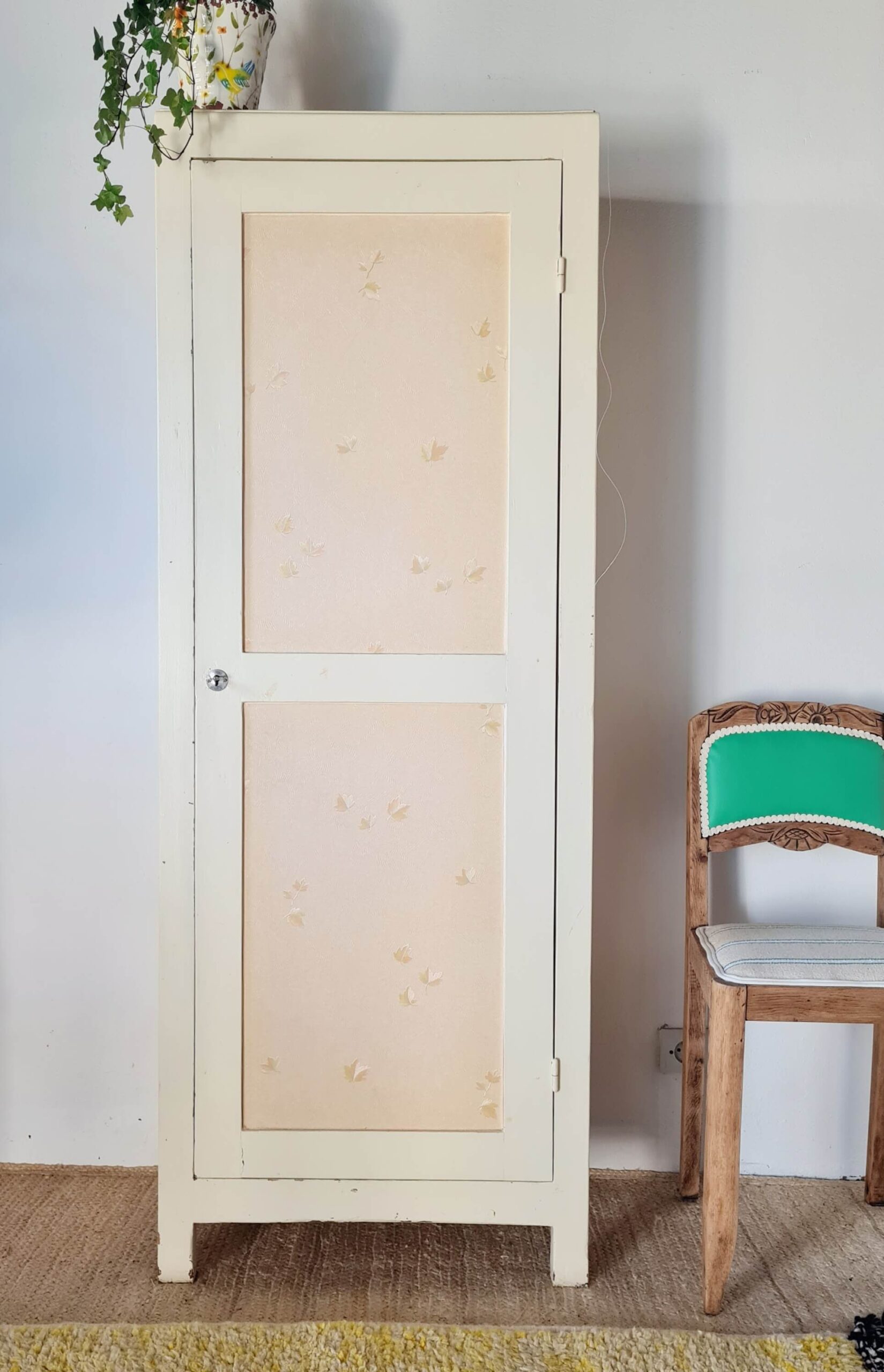 Bonnetière parisienne ancienne patinée – armoire étroite vintage