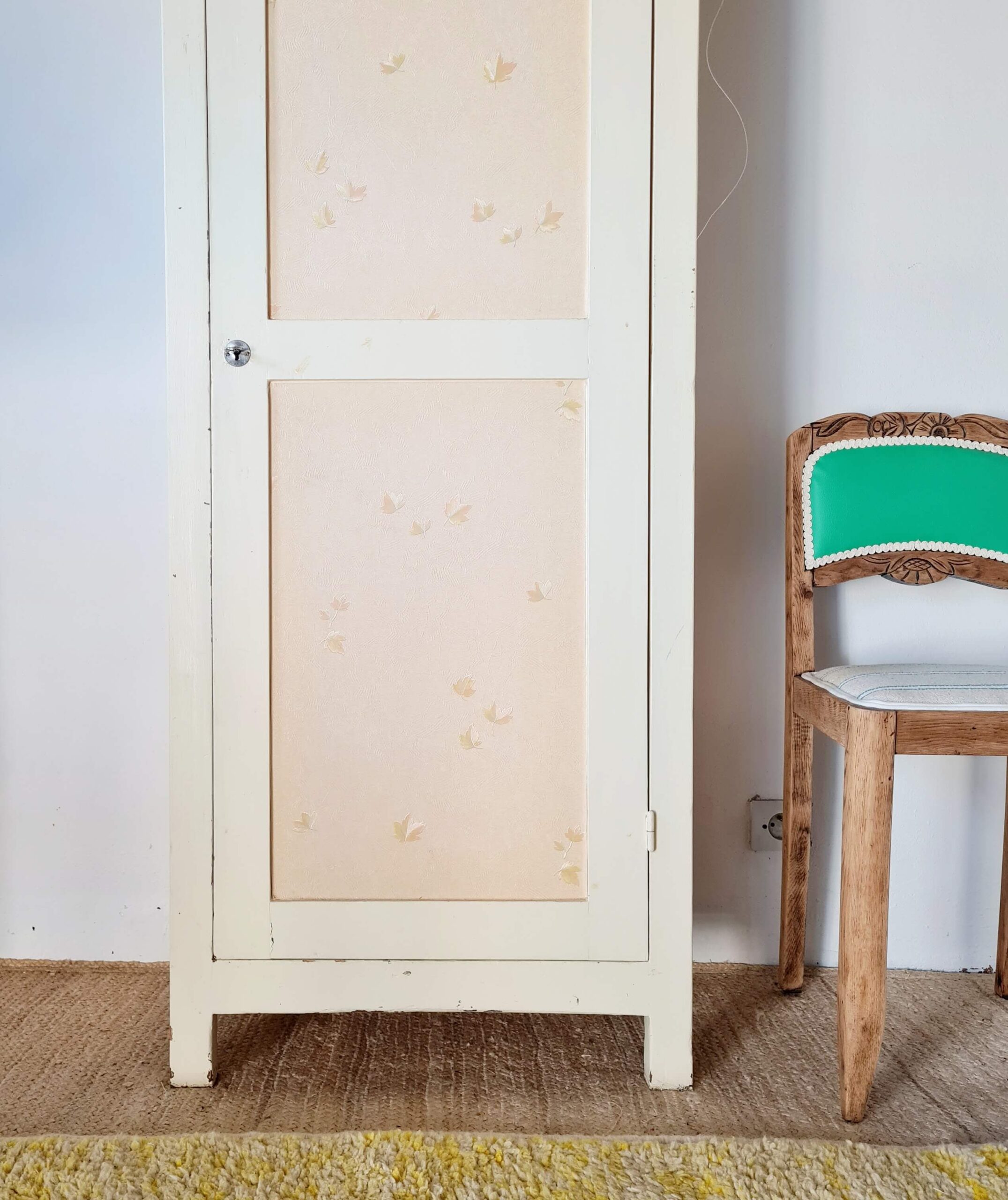 Bonnetière parisienne ancienne patinée – armoire étroite vintage