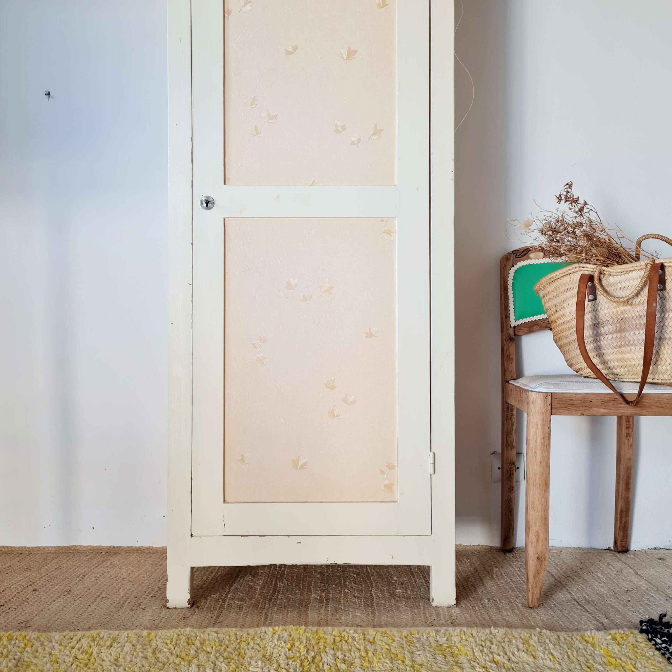 Bonnetière parisienne ancienne patinée – armoire étroite vintage