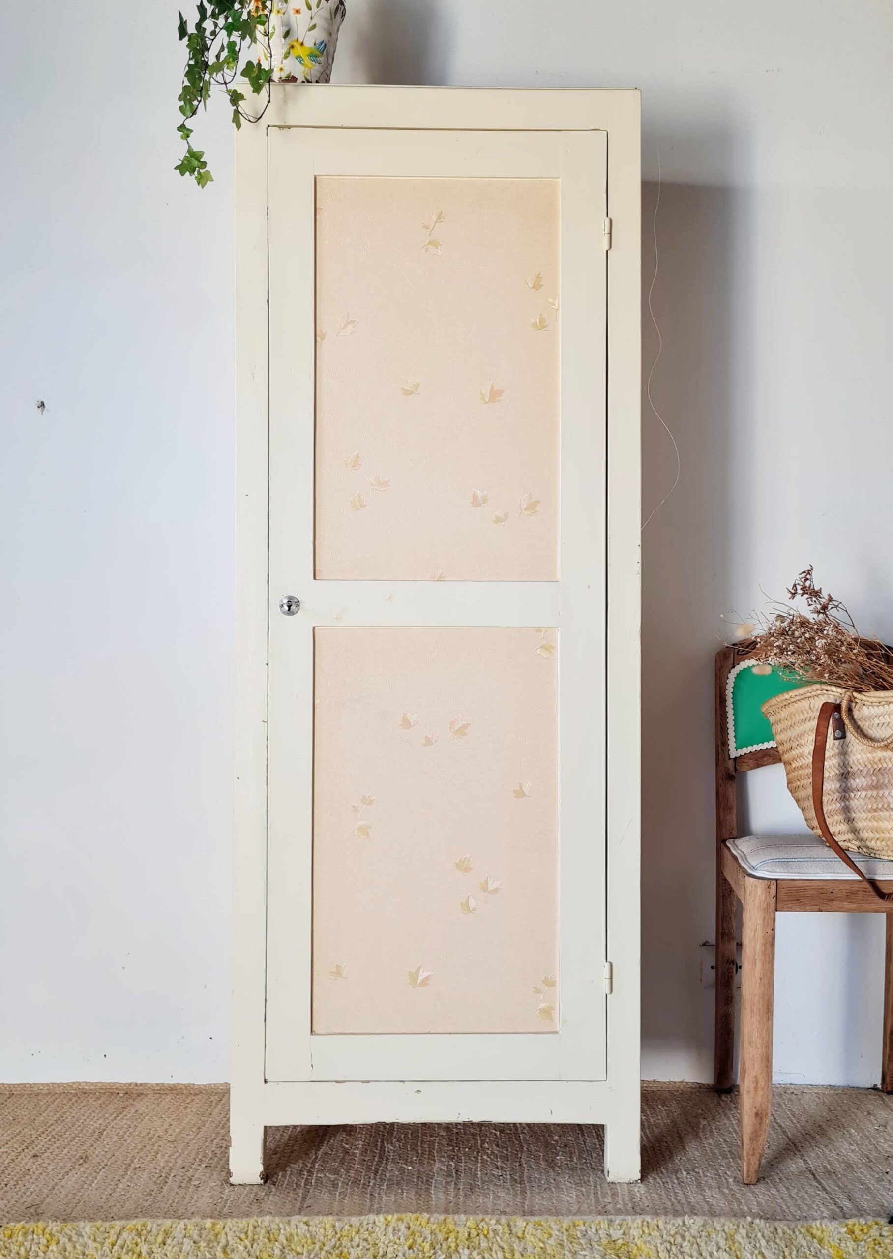 Bonnetière parisienne ancienne patinée – armoire étroite vintage