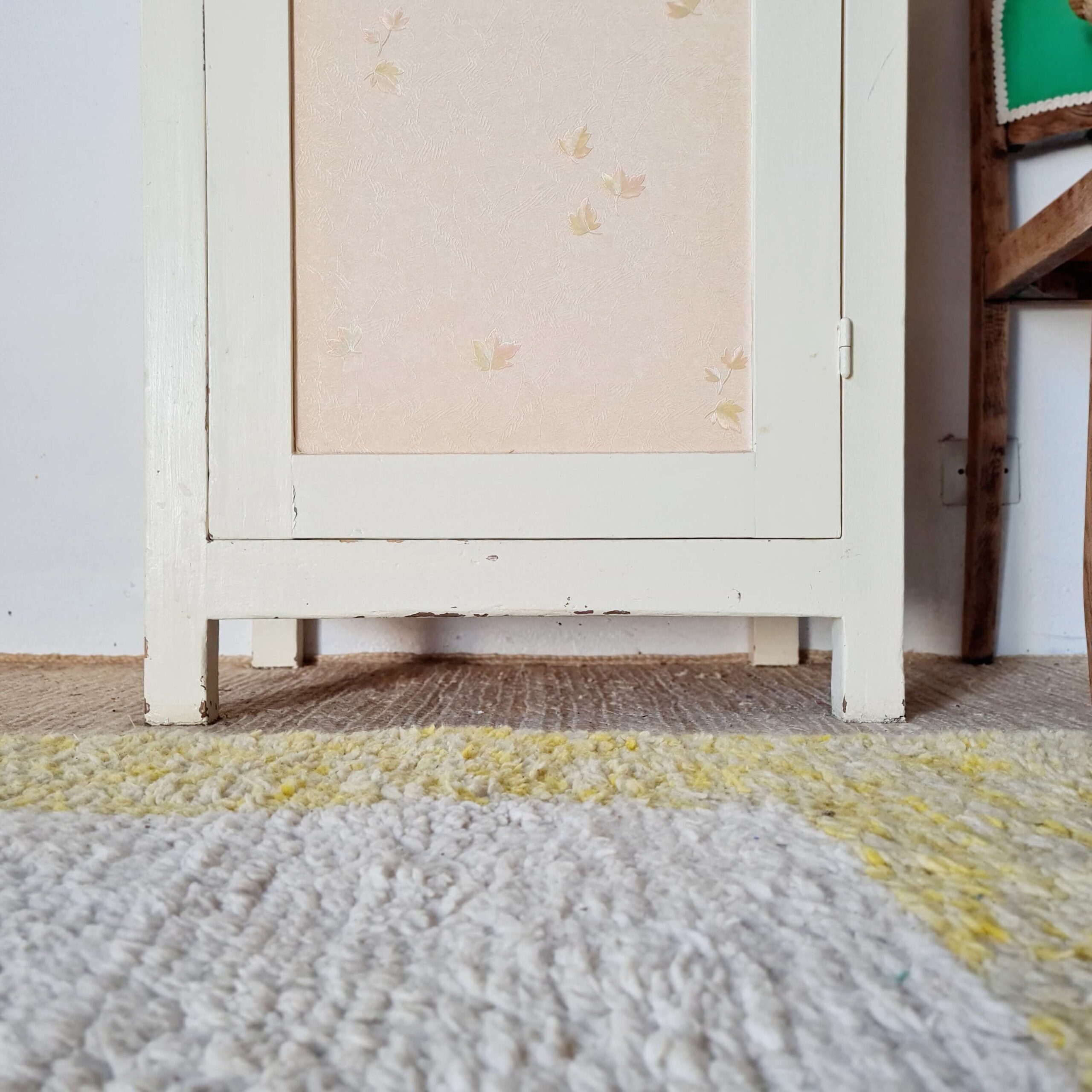 Bonnetière parisienne ancienne patinée – armoire étroite vintage