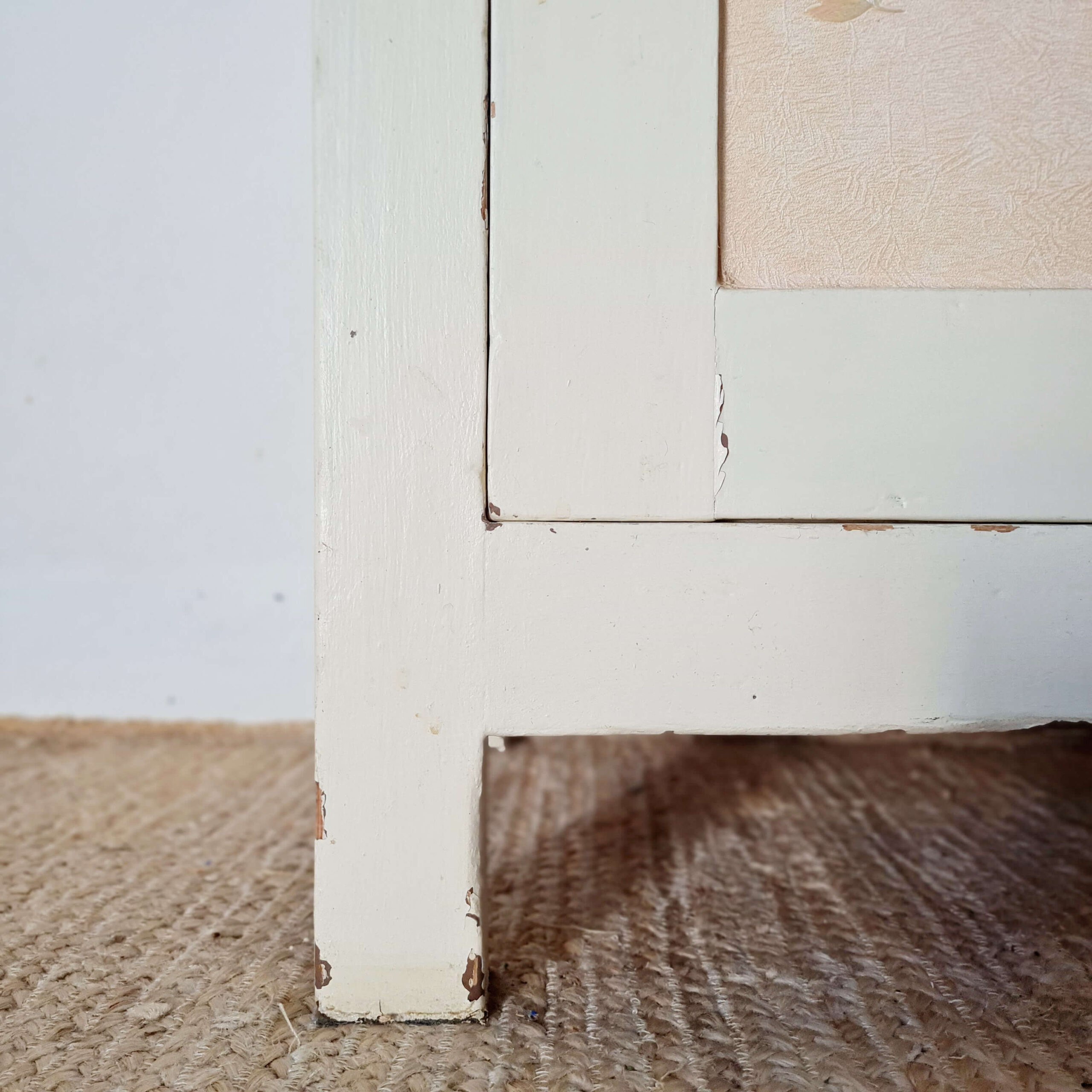 Bonnetière parisienne ancienne patinée – armoire étroite vintage