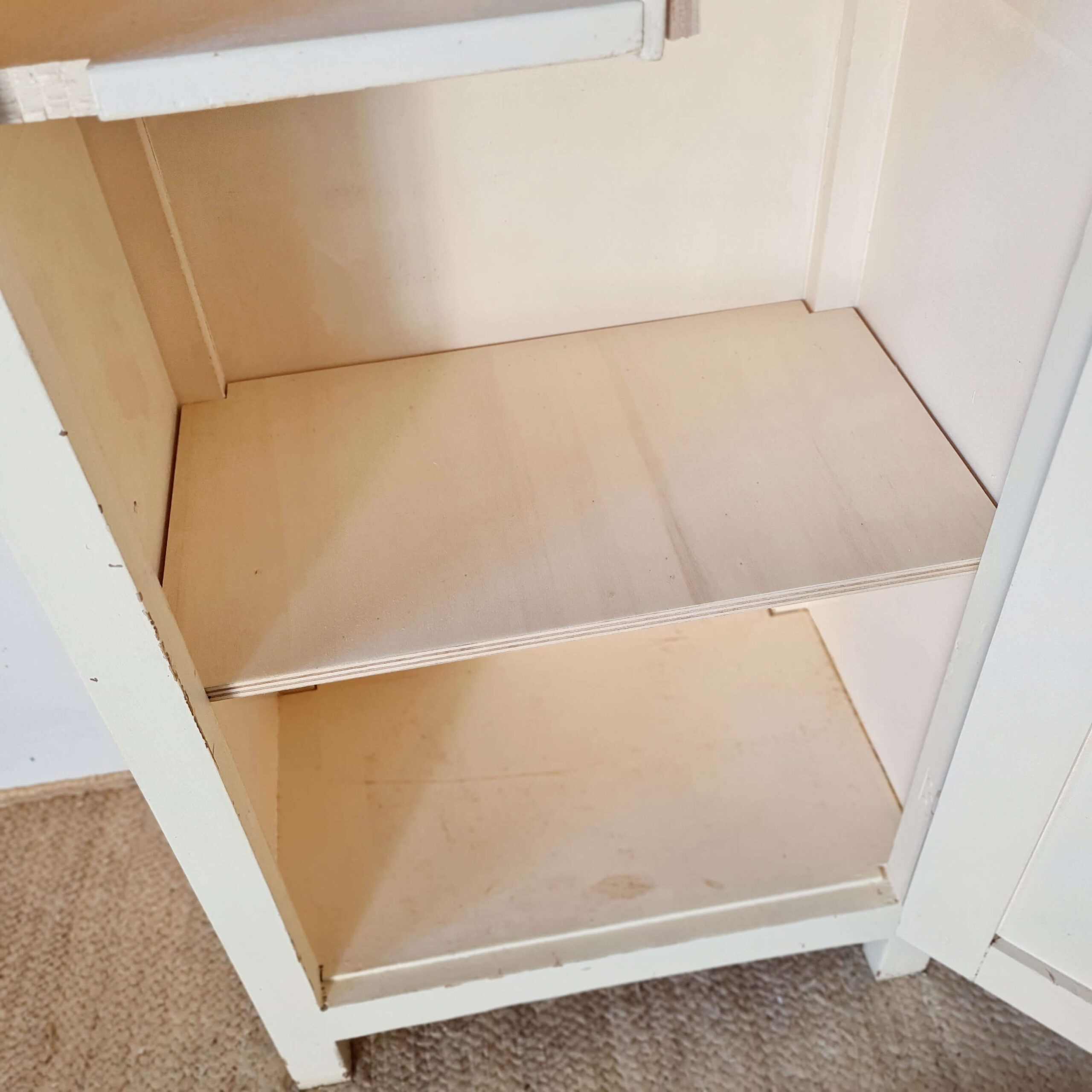 Bonnetière parisienne ancienne patinée – armoire étroite vintage