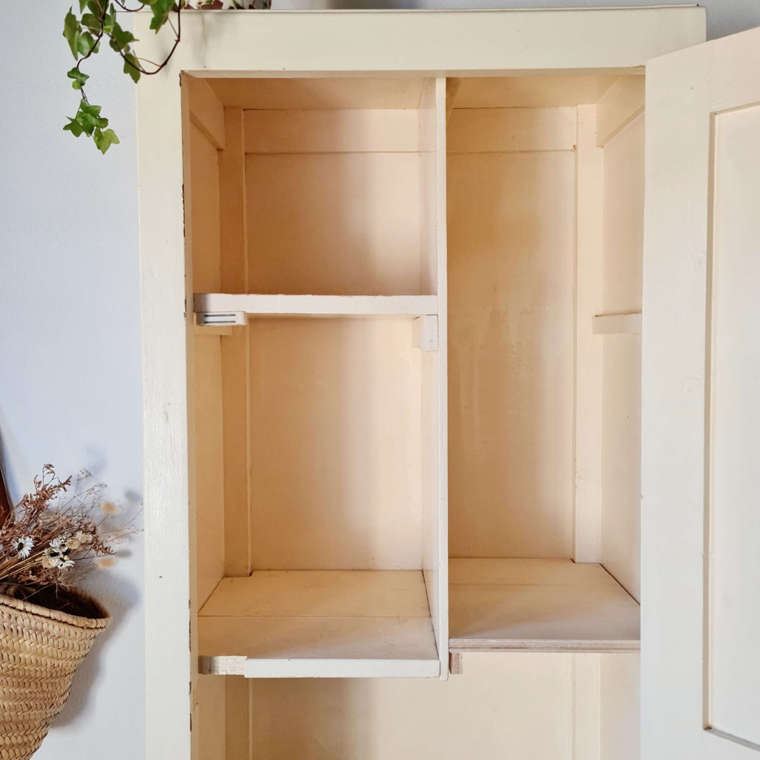 Bonnetière parisienne ancienne patinée – armoire étroite vintage