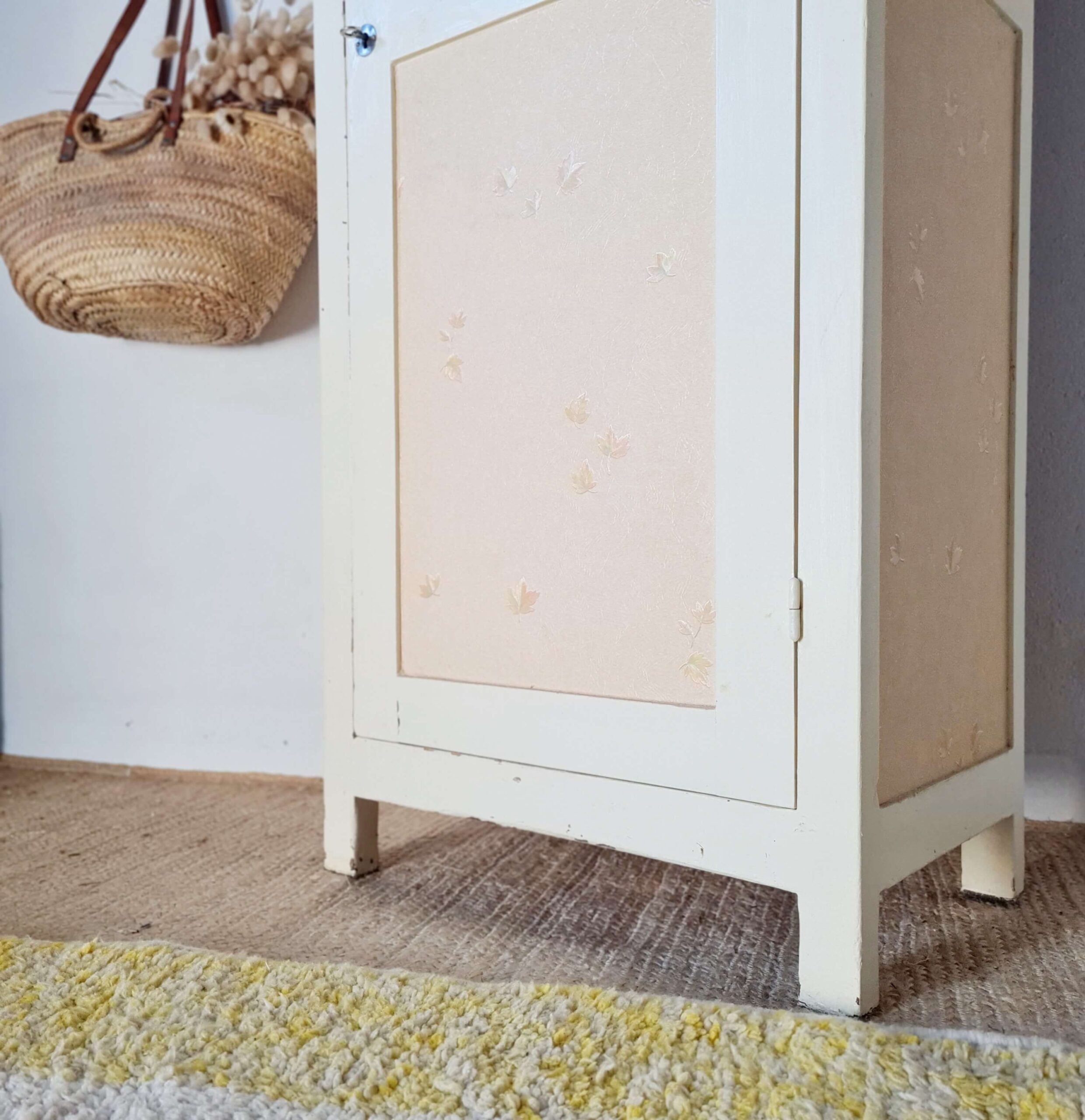 Bonnetière parisienne ancienne patinée – armoire étroite vintage